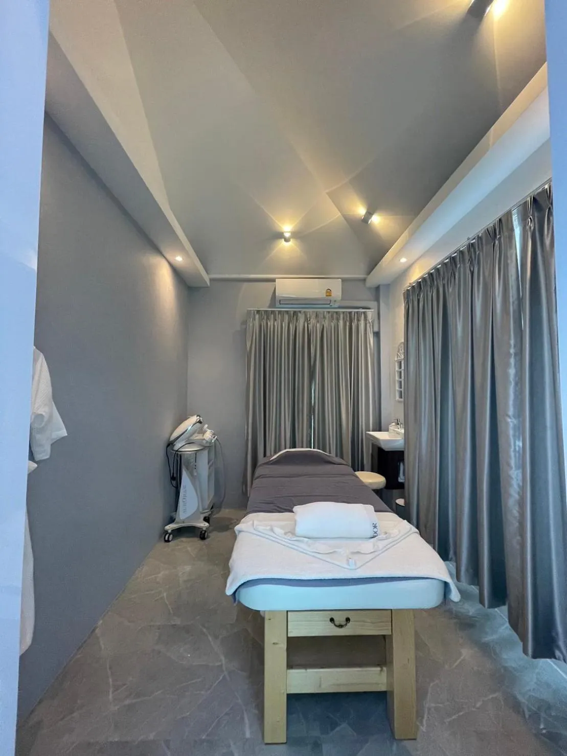 Massage, Bed in Skeyndor Health & Resort