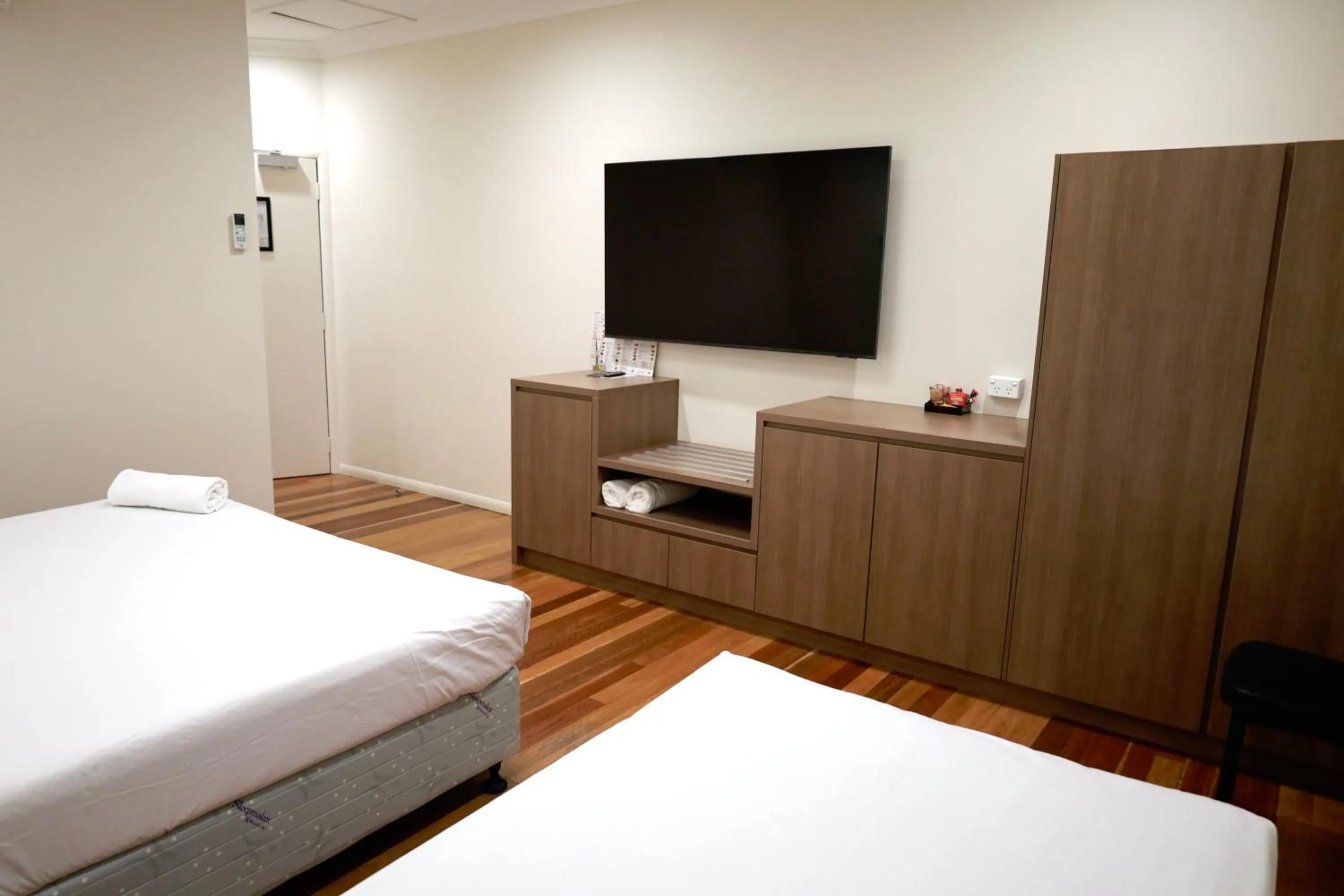 TV and multimedia, Bed in The Australian Hotel Motel