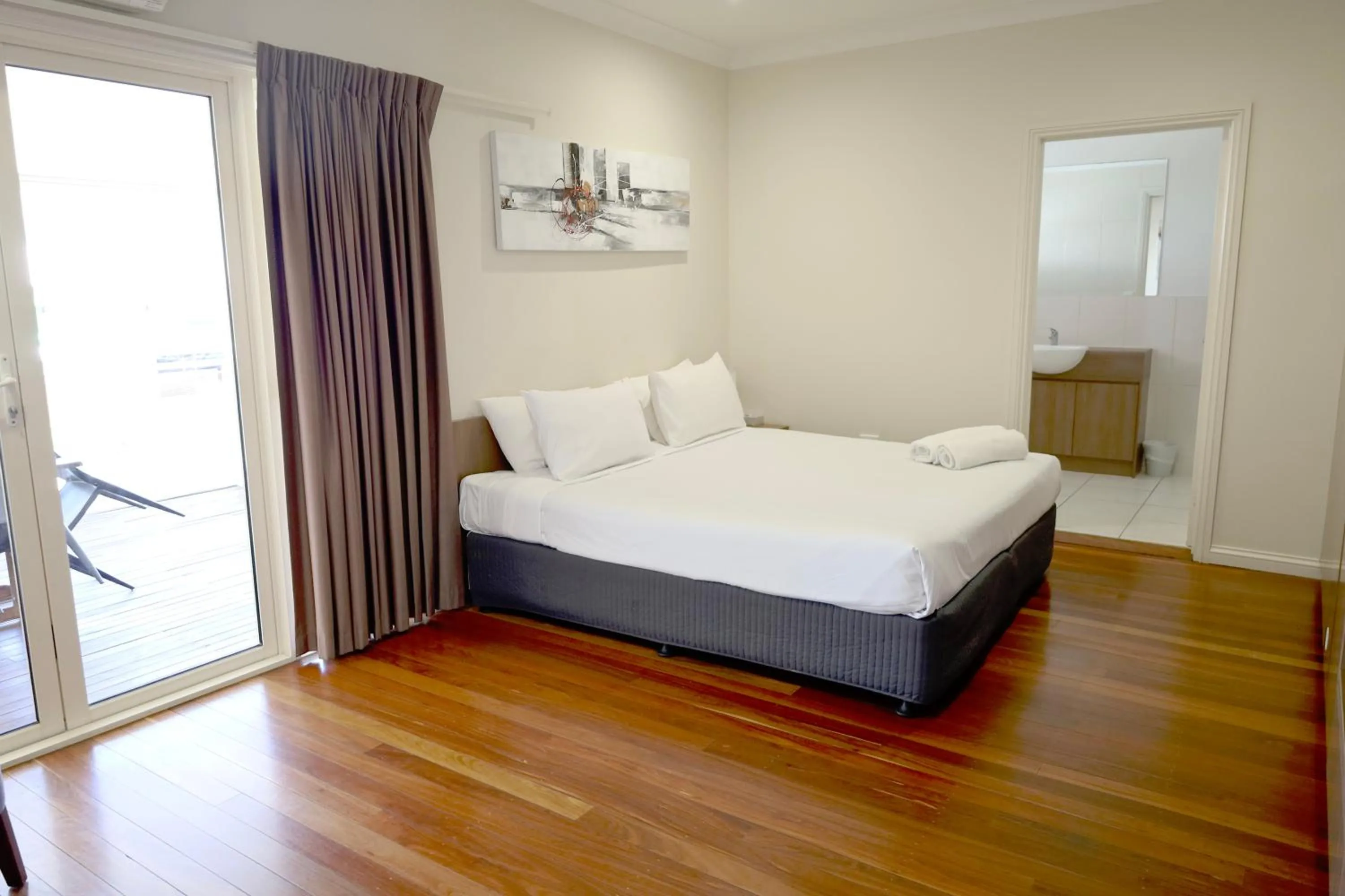 Photo of the whole room, Bed in The Australian Hotel Motel