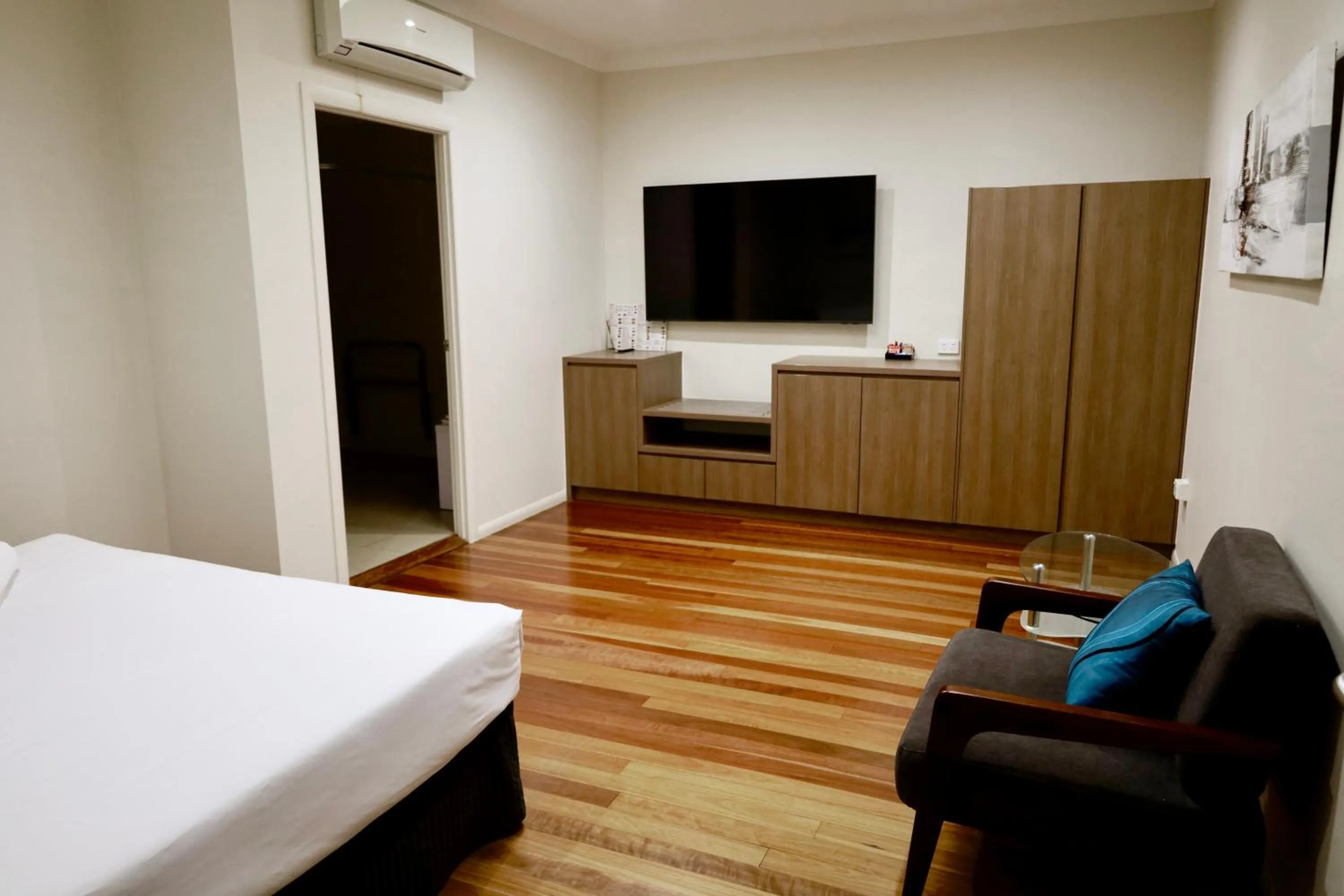 TV and multimedia, Bed in The Australian Hotel Motel