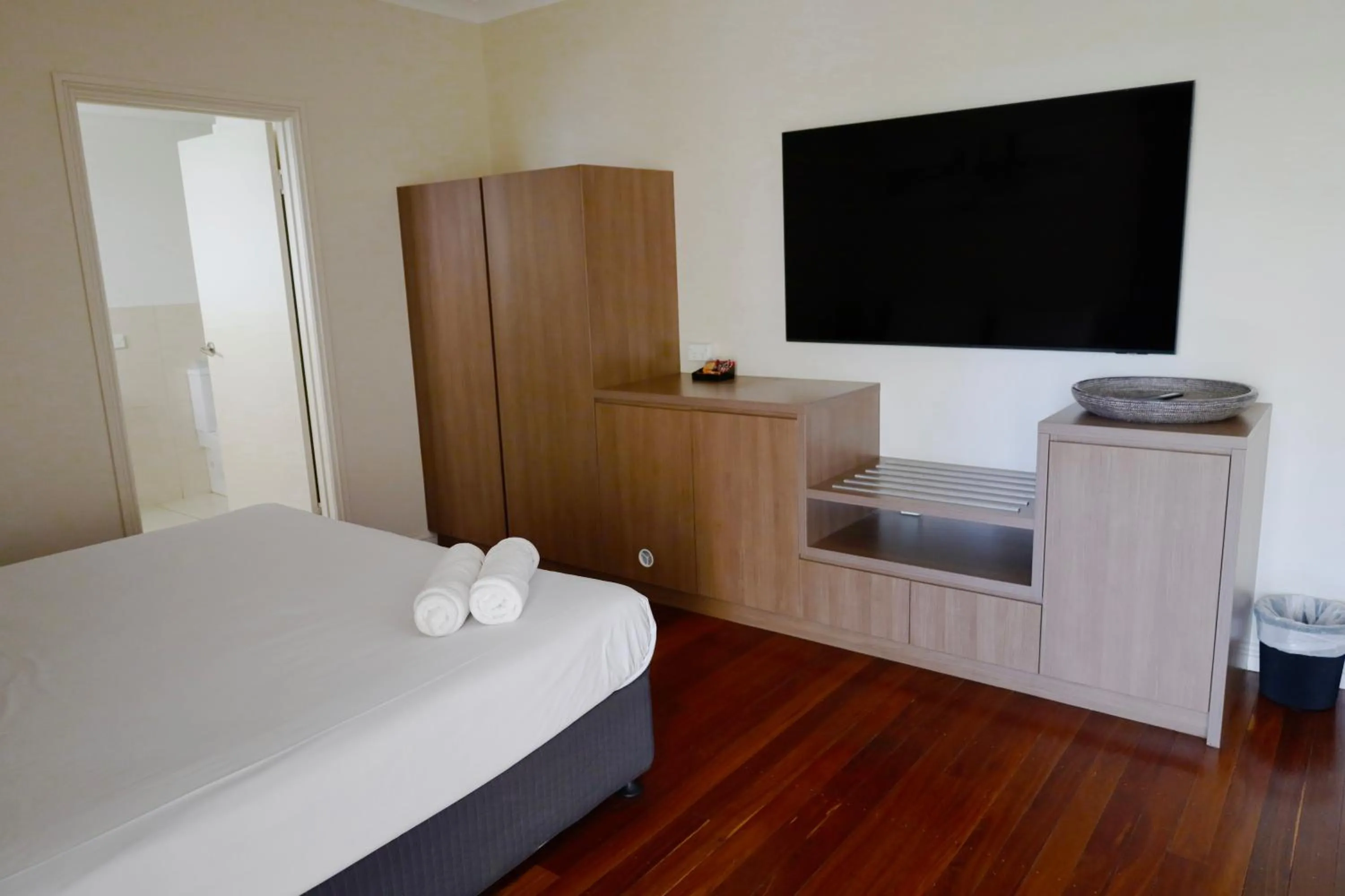 TV and multimedia, Bed in The Australian Hotel Motel