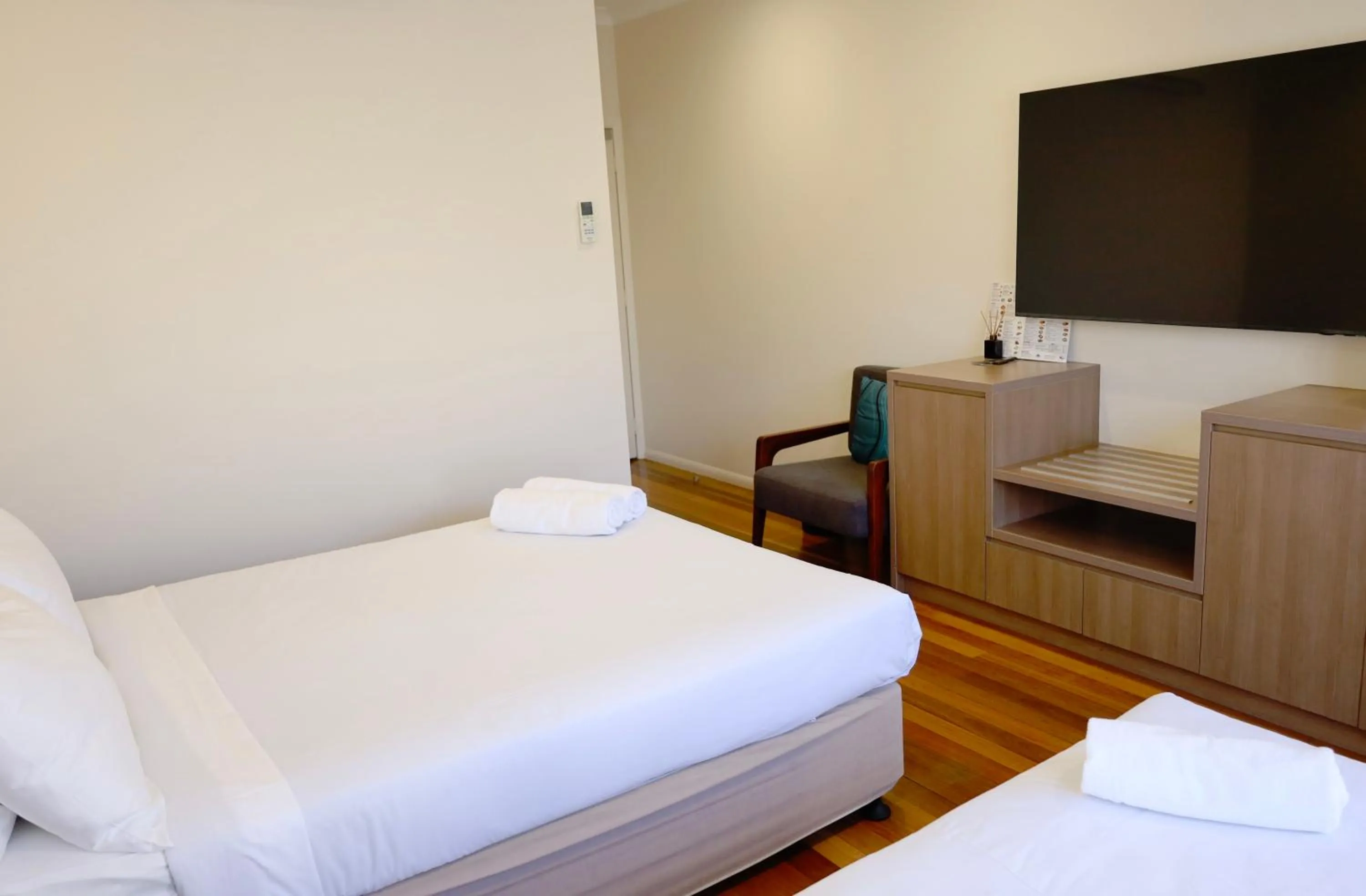 Bed in The Australian Hotel Motel