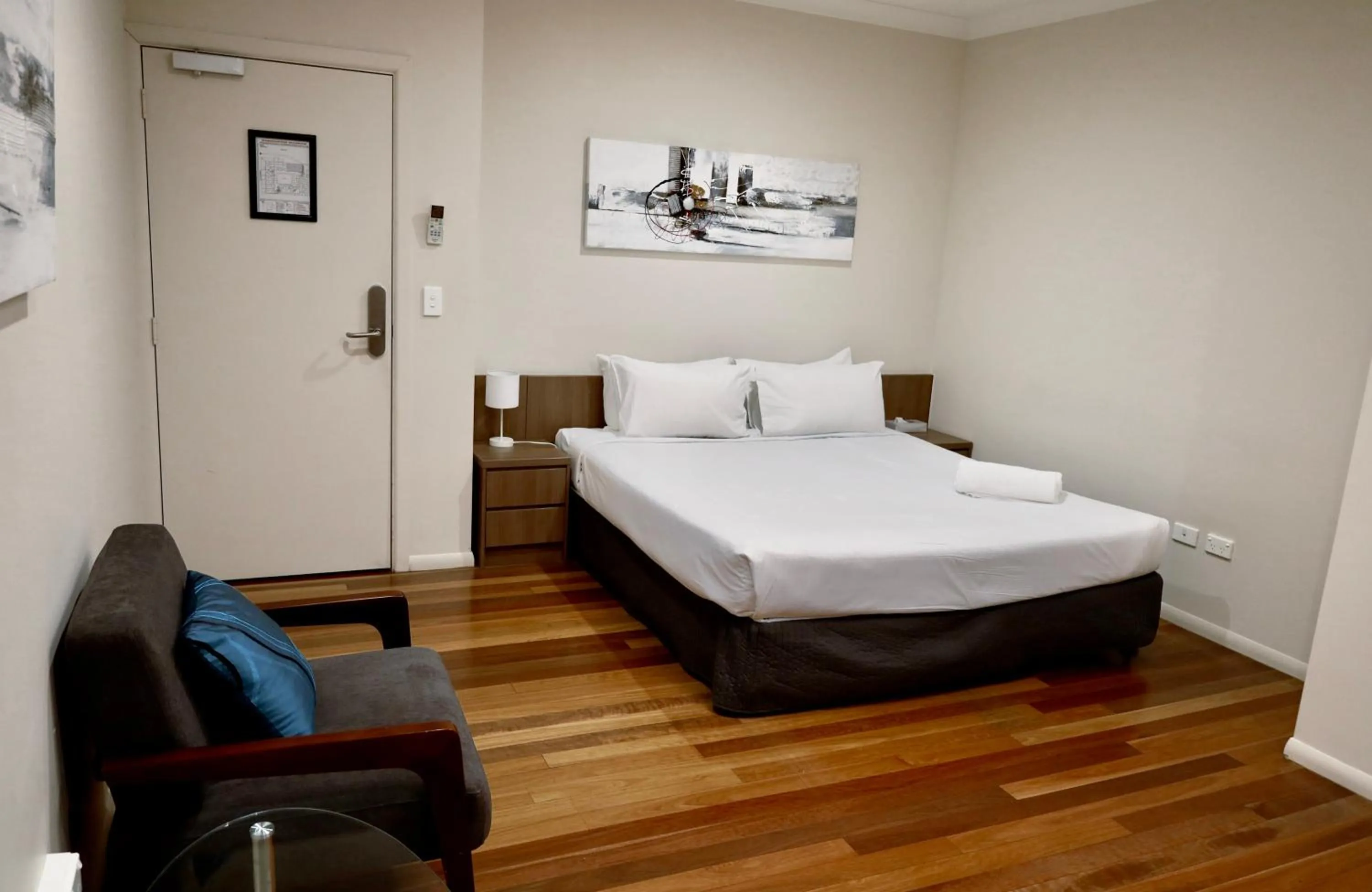 Bedroom, Bed in The Australian Hotel Motel