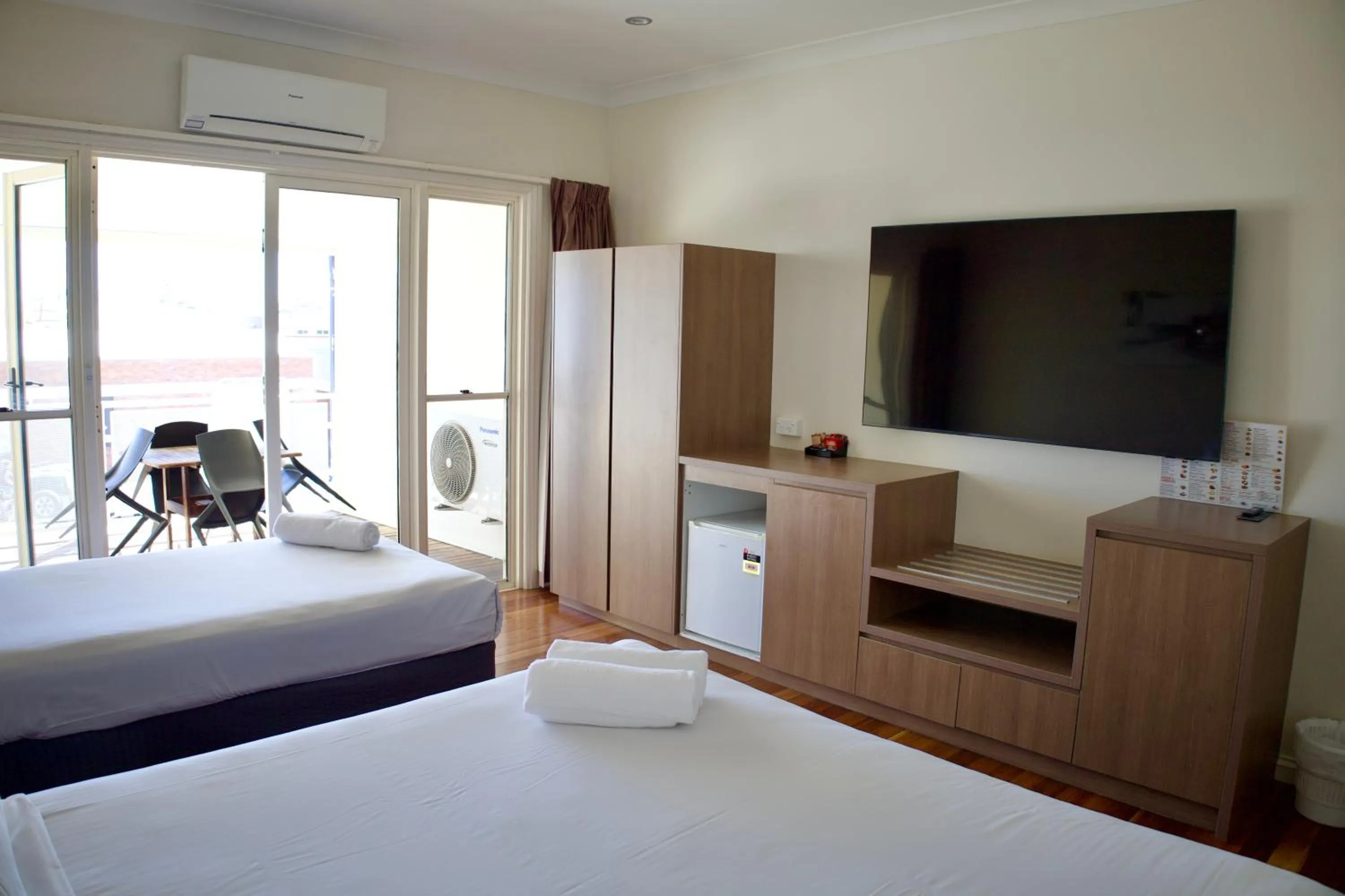 TV and multimedia, Bed in The Australian Hotel Motel