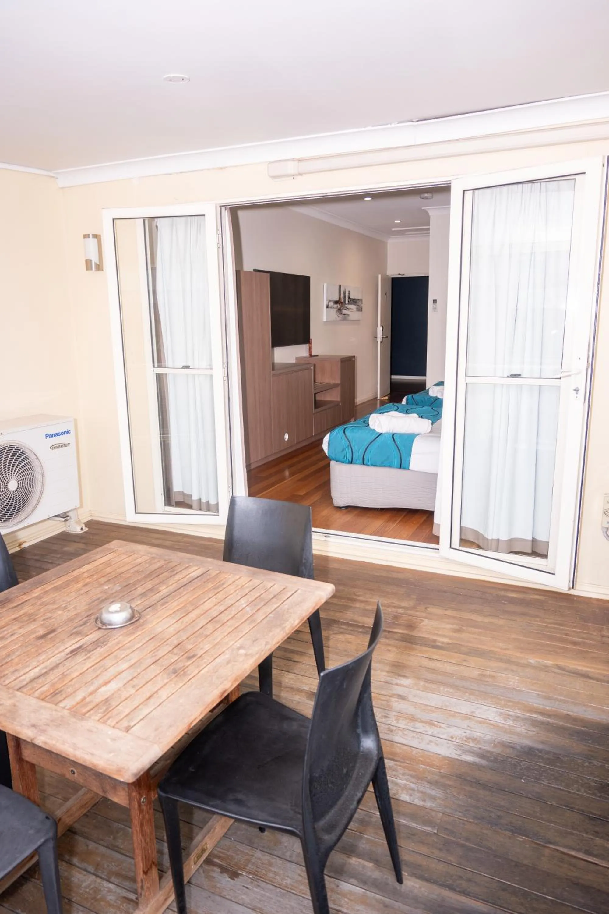 The Australian Hotel Motel