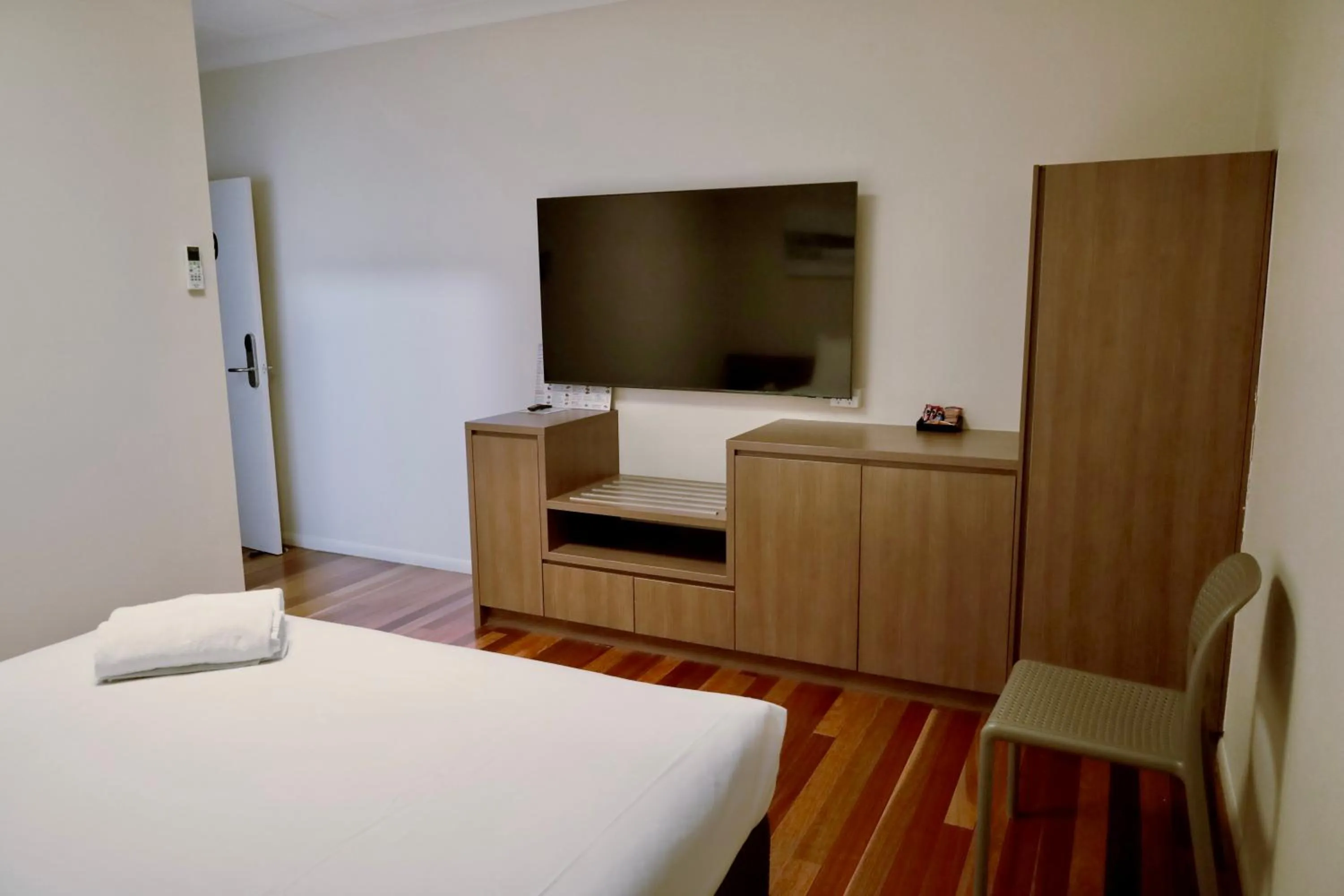 TV and multimedia, Bed in The Australian Hotel Motel
