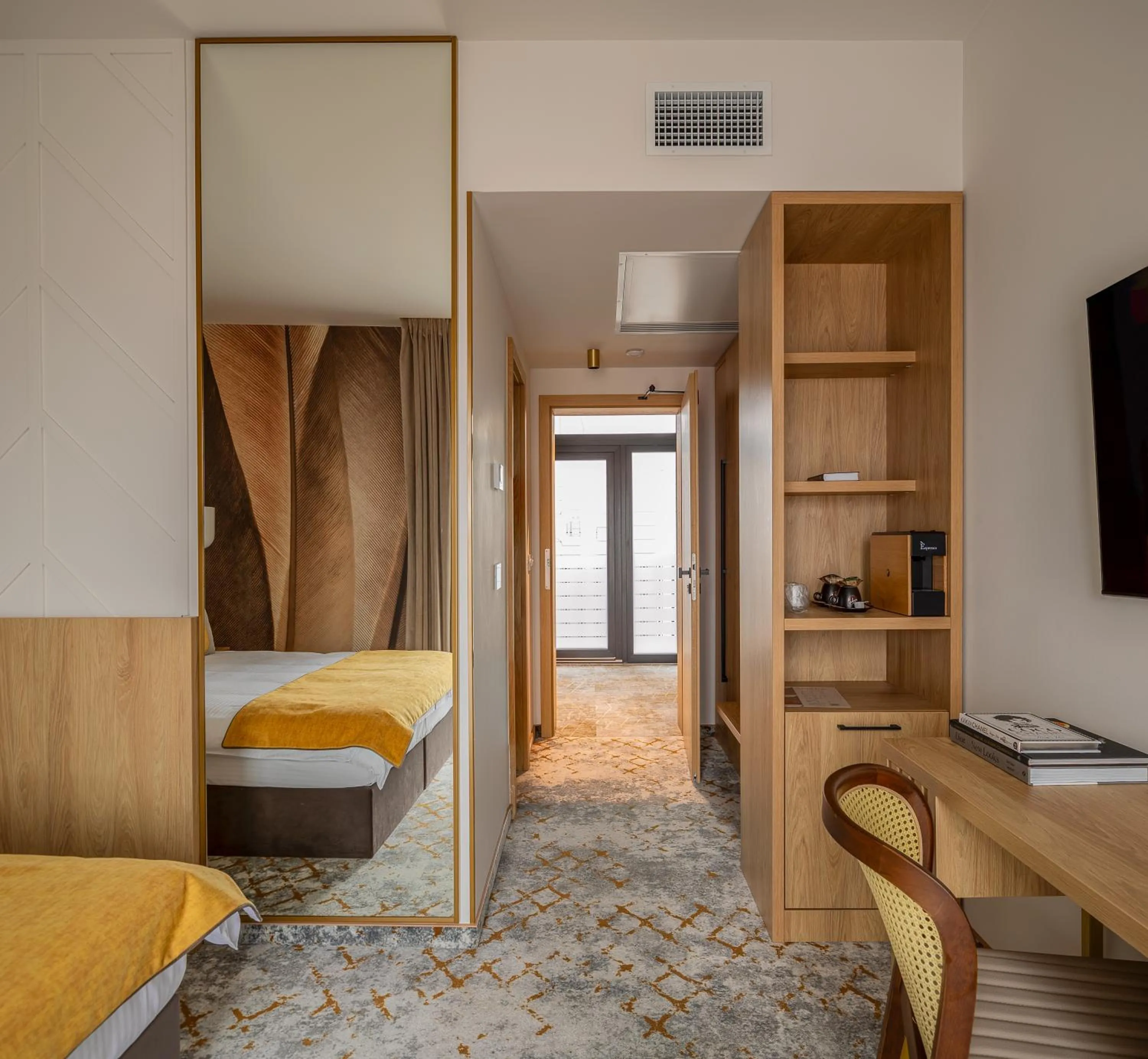 Communal lounge/ TV room, Bed in Hotel Branco Timisoara