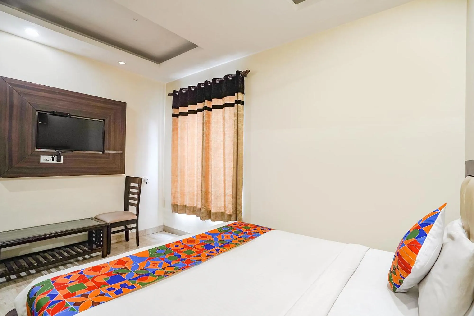 Communal lounge/ TV room in FabHotel Cloud 9 Shopprix Mall