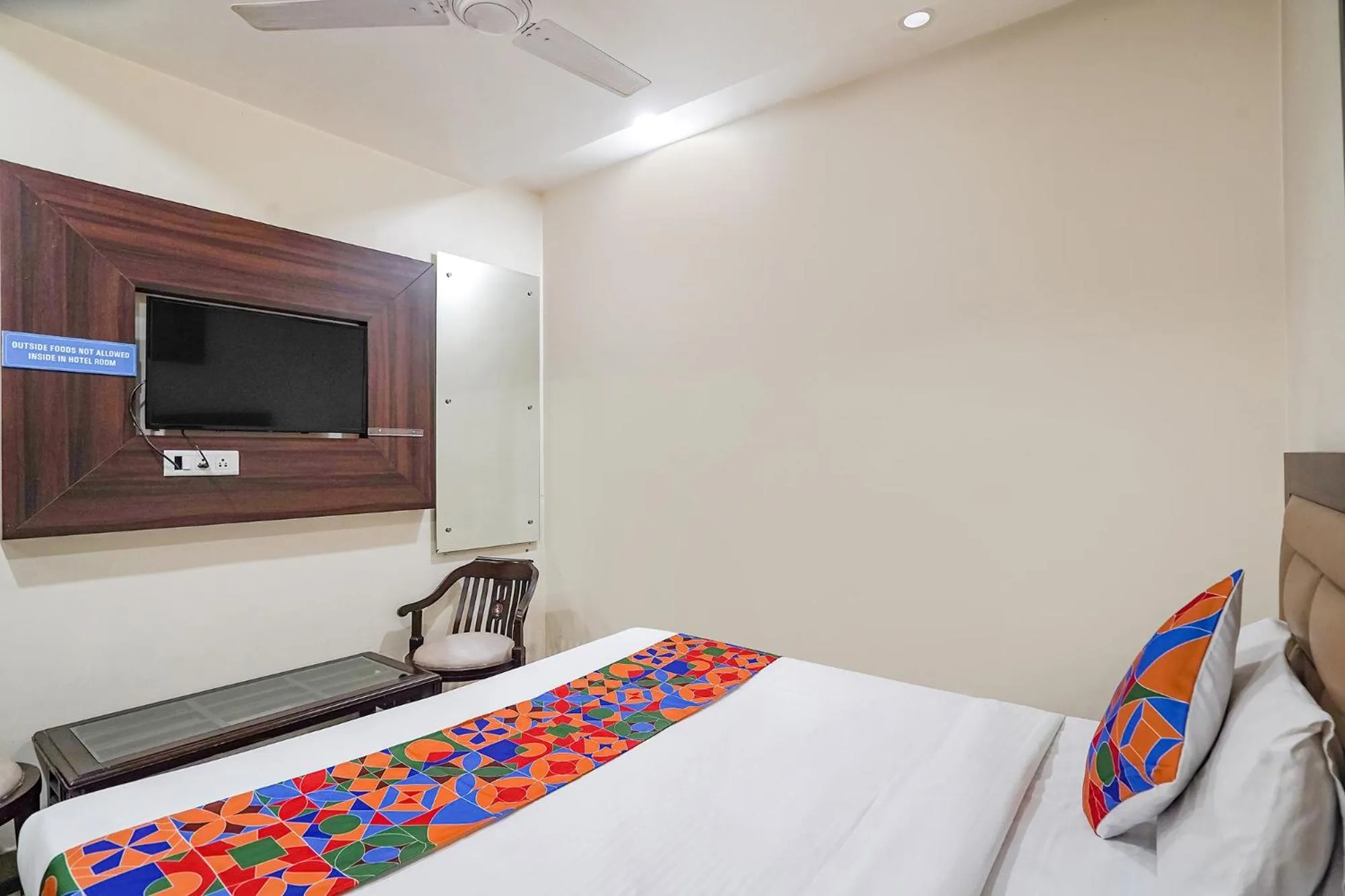 Communal lounge/ TV room in FabHotel Cloud 9 Shopprix Mall