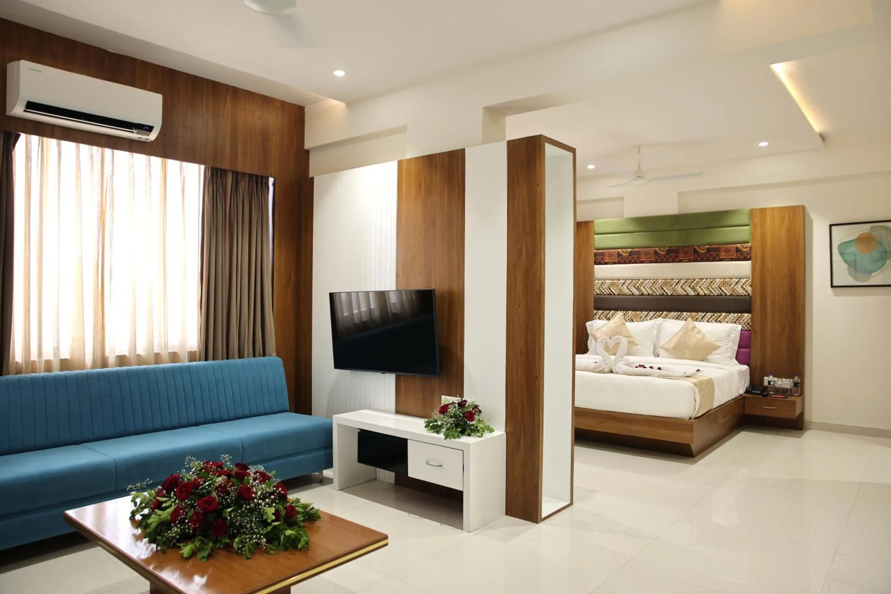 Communal lounge/ TV room, Bed in Lords Eco Inn, Ambaji