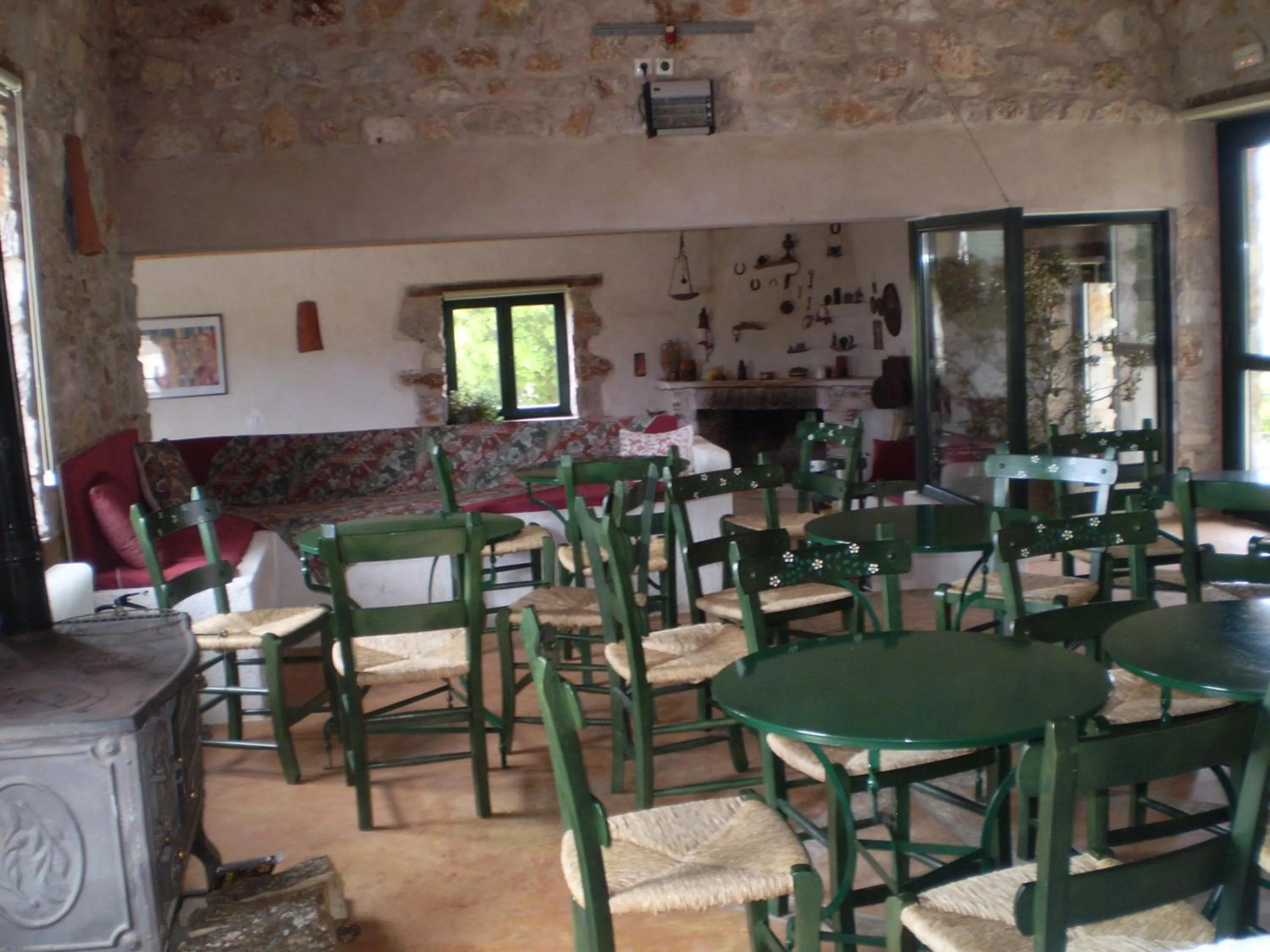 Restaurant/places to eat in Arachovitika Kalivia