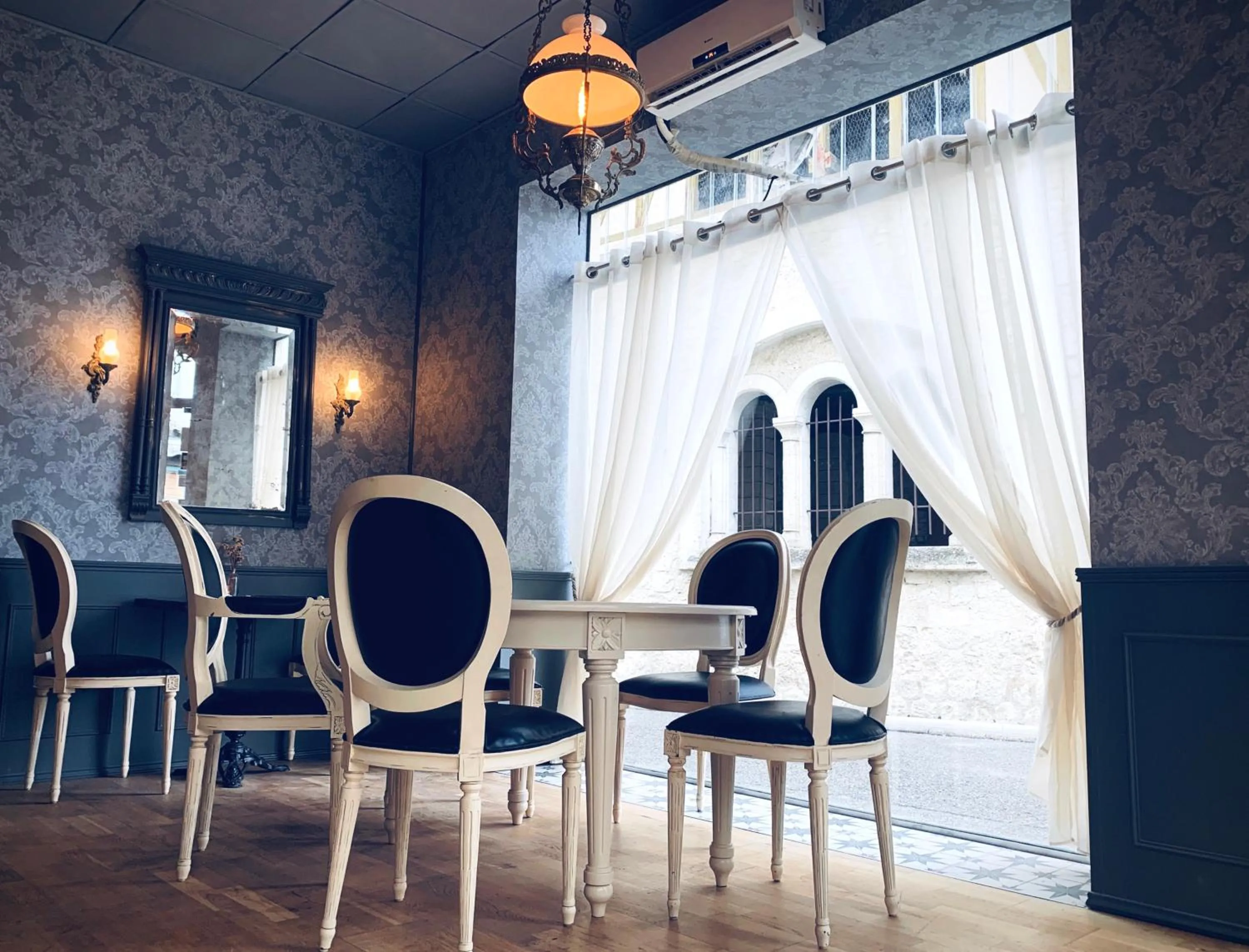 Lounge or bar in L'Entrée Chambres d'Hôtes Bar & Restaurant