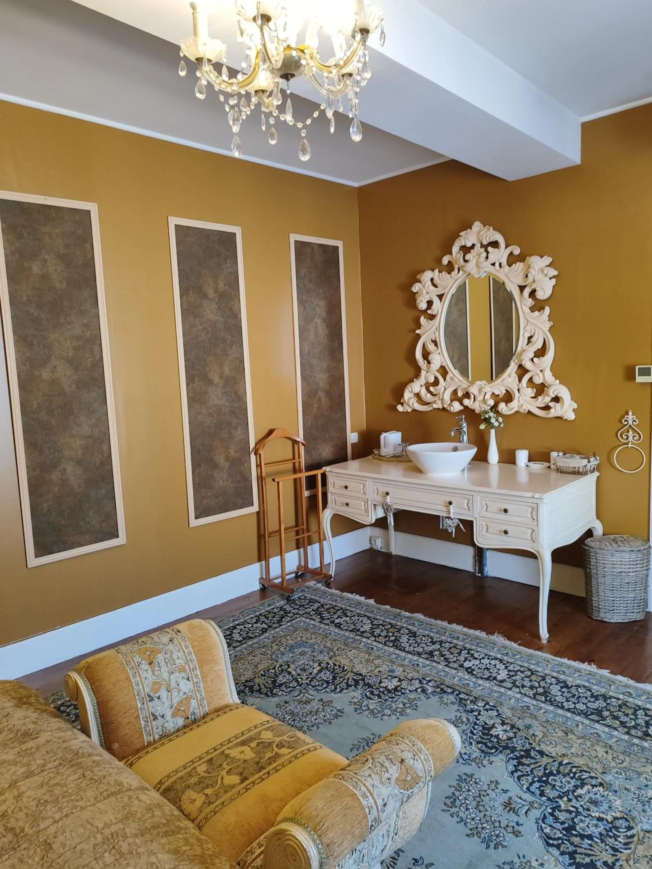 Bedroom in L'Entrée Chambres d'Hôtes Bar & Restaurant