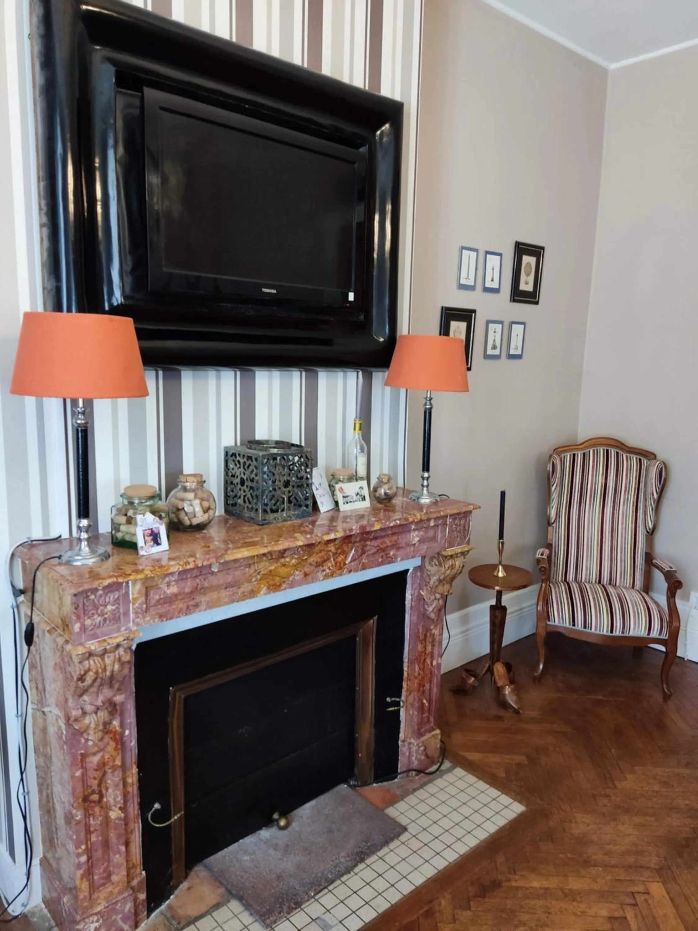 Communal lounge/ TV room in L'Entrée Chambres d'Hôtes Bar & Restaurant