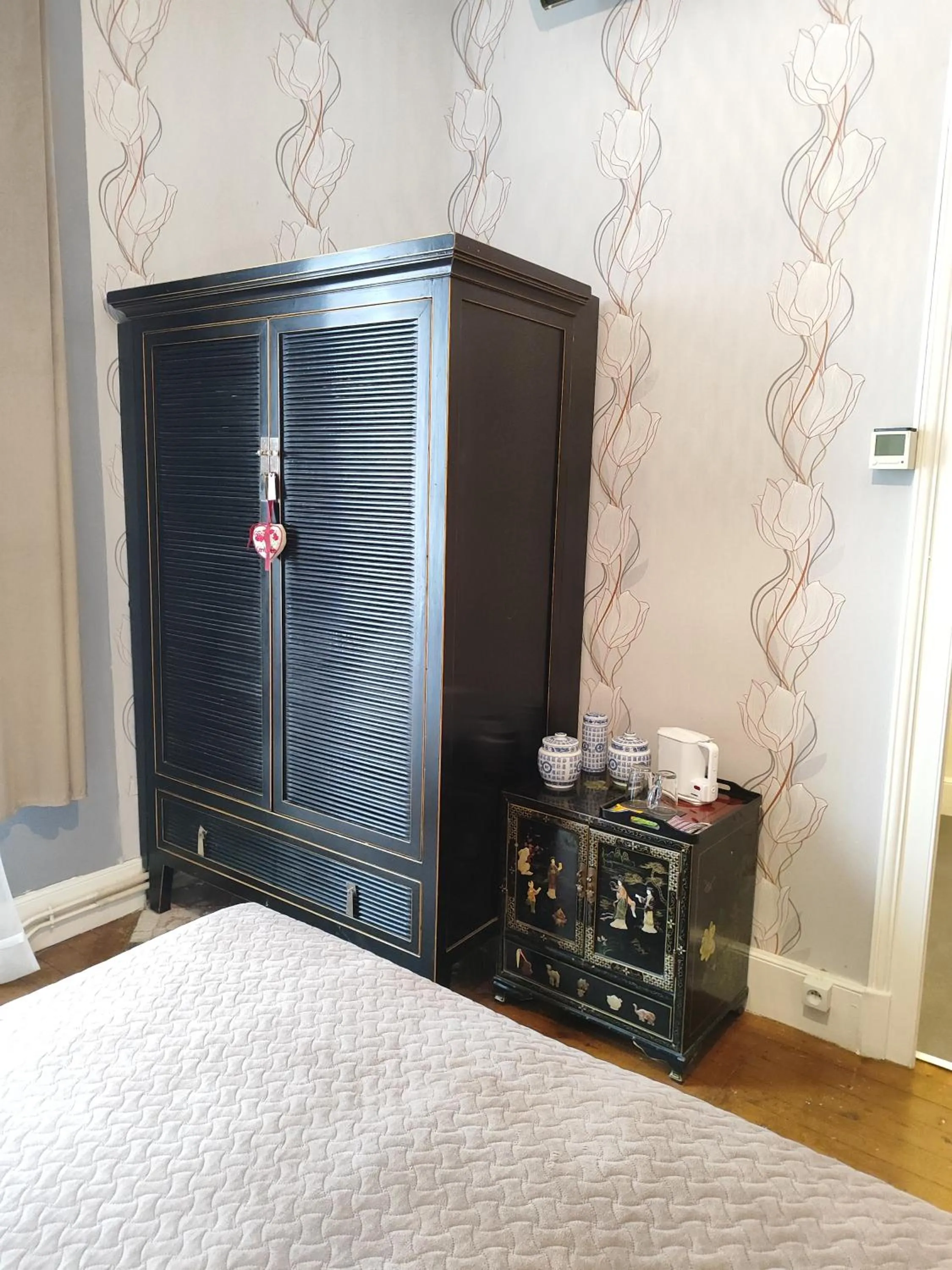 wardrobe in L'Entrée Chambres d'Hôtes Bar & Restaurant