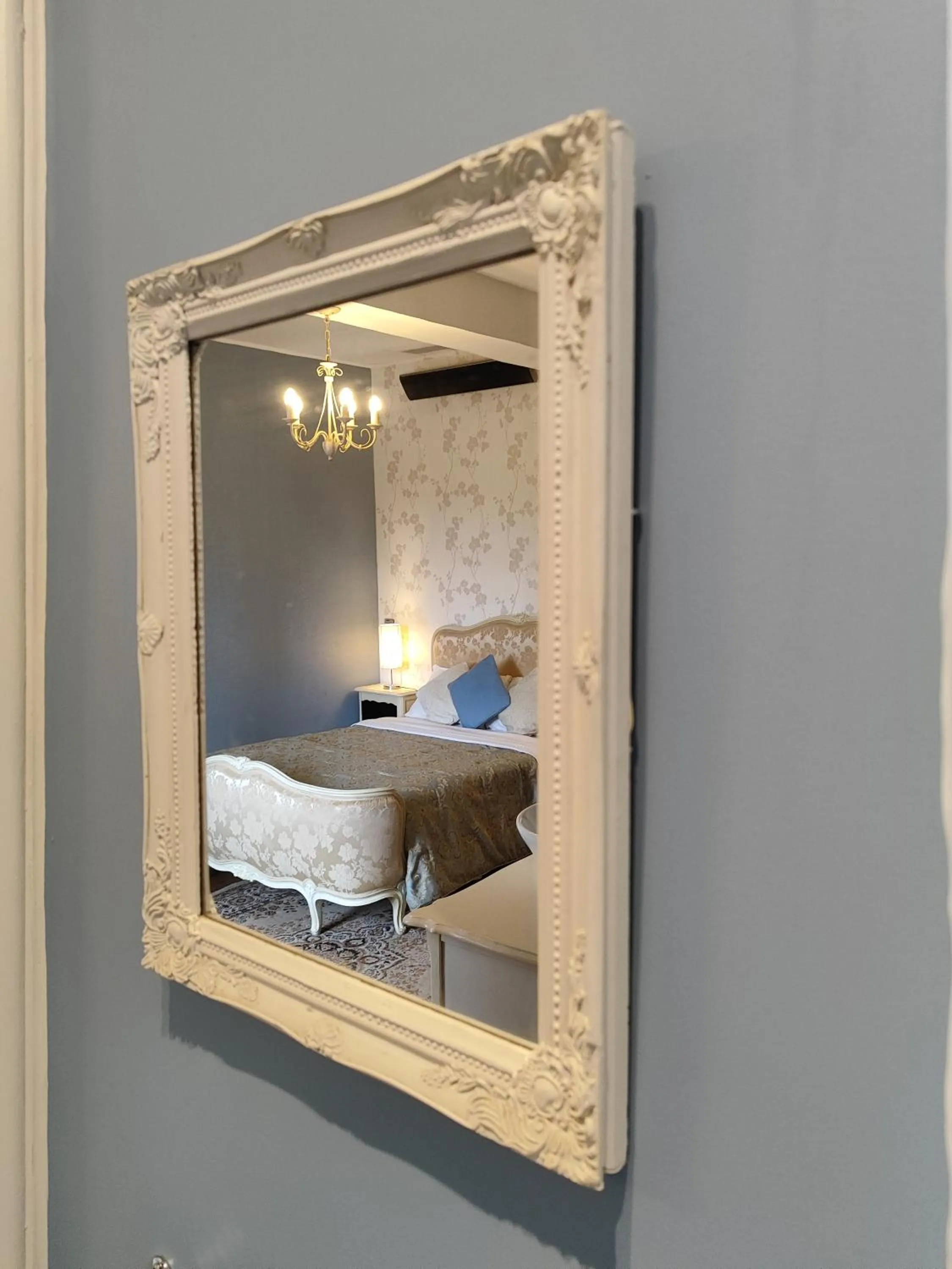 Bedroom in L'Entrée Chambres d'Hôtes Bar & Restaurant