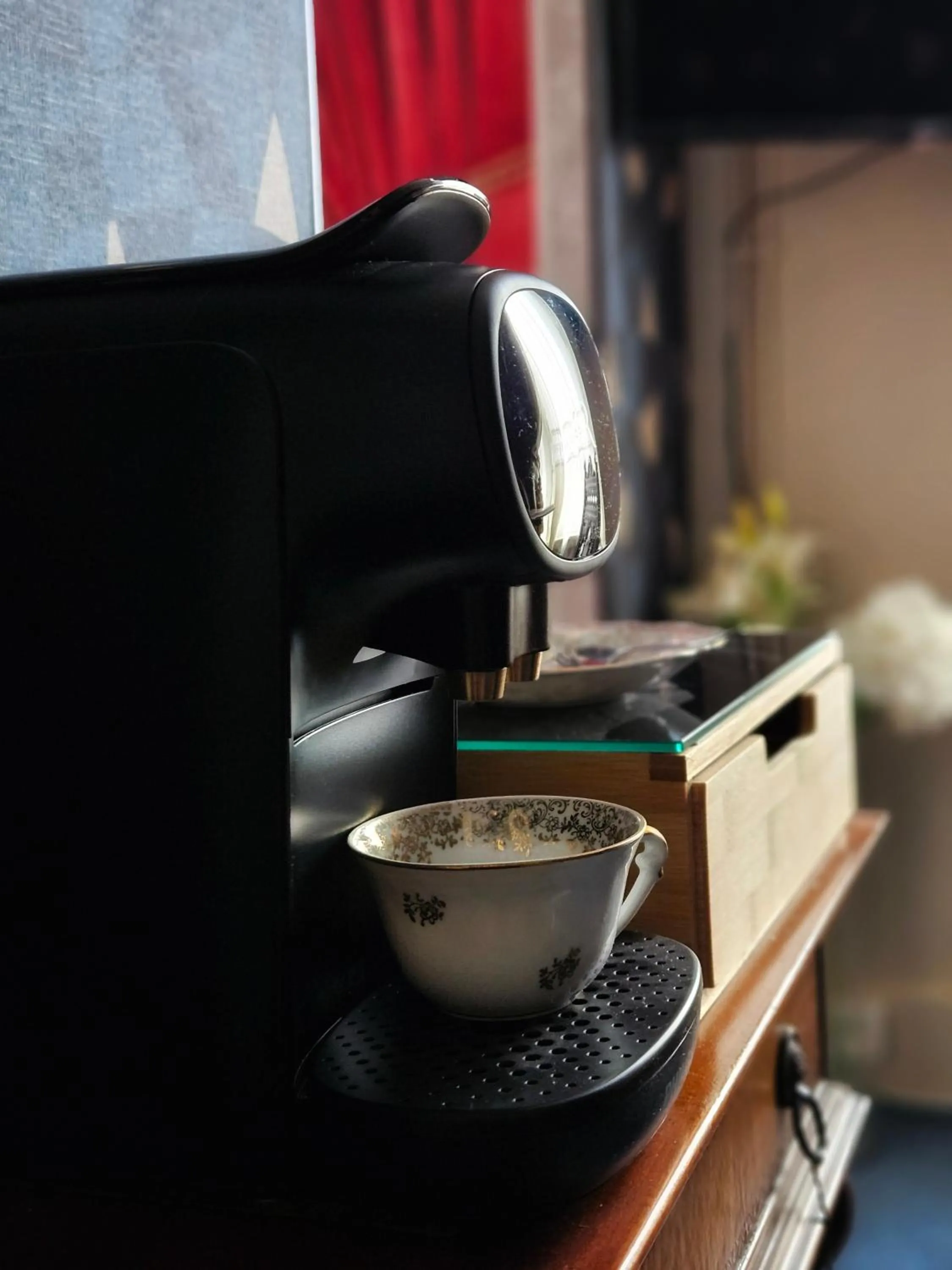 Coffee/tea facilities in L'Entrée Chambres d'Hôtes Bar & Restaurant