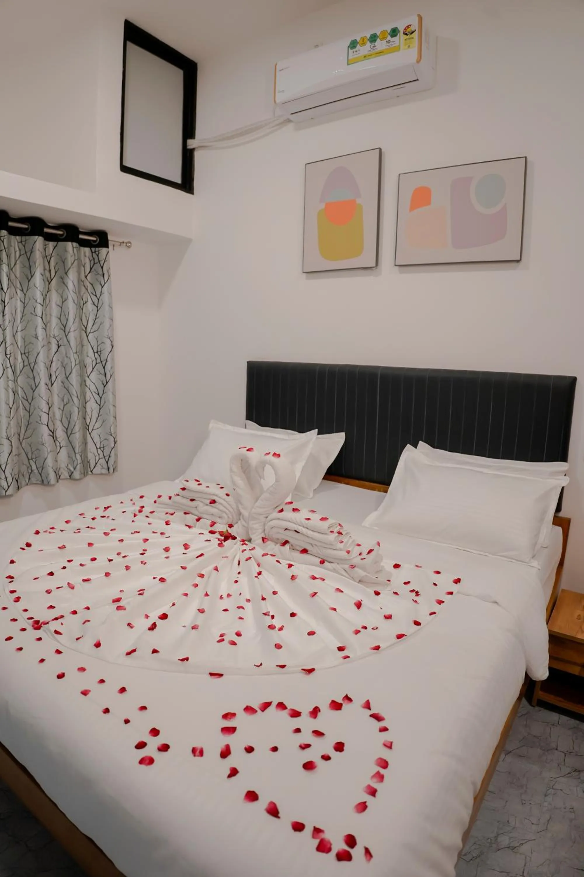 Bedroom, Bed in Hotel Royal Accord