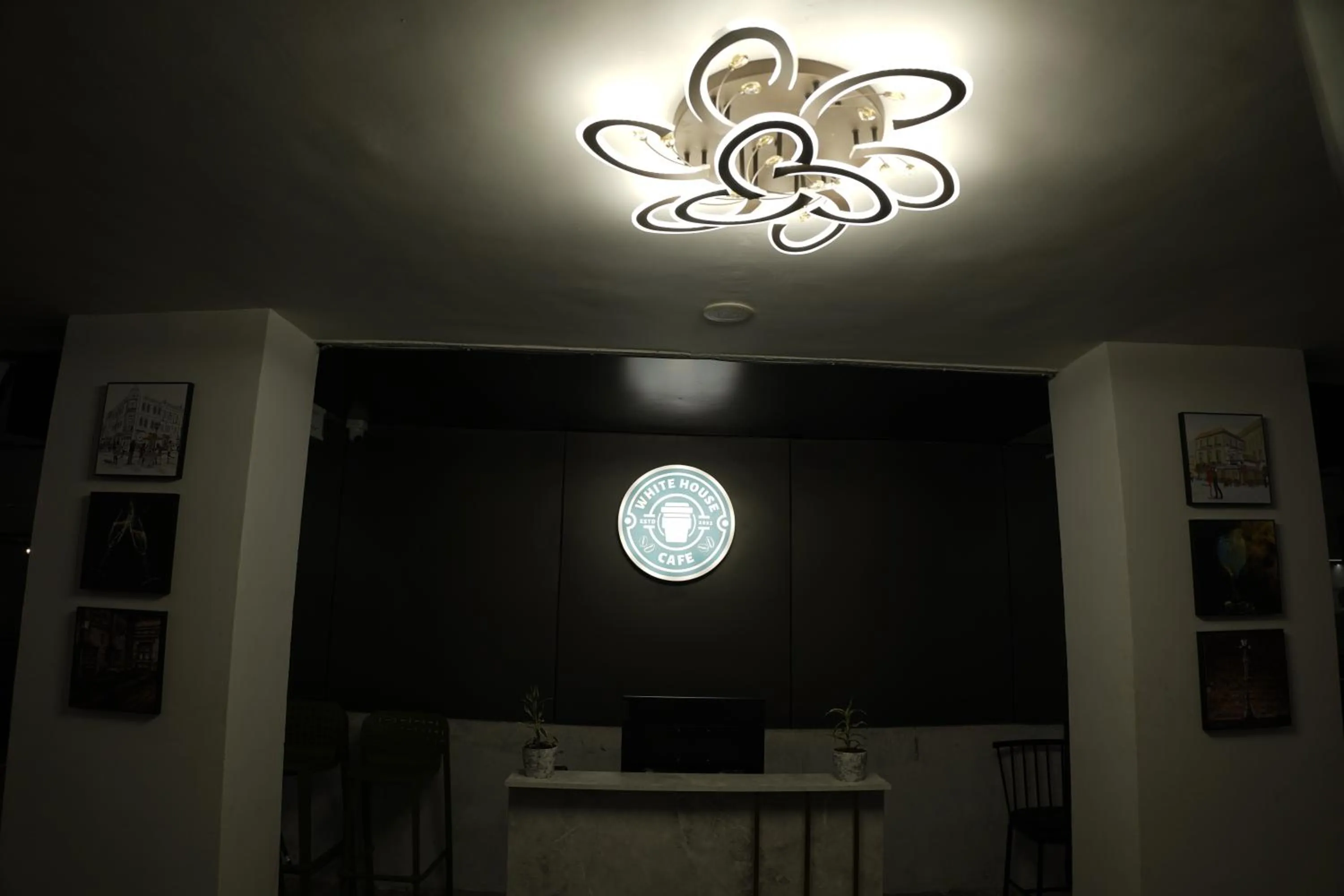 Restaurant/places to eat in Hotel Royal Accord