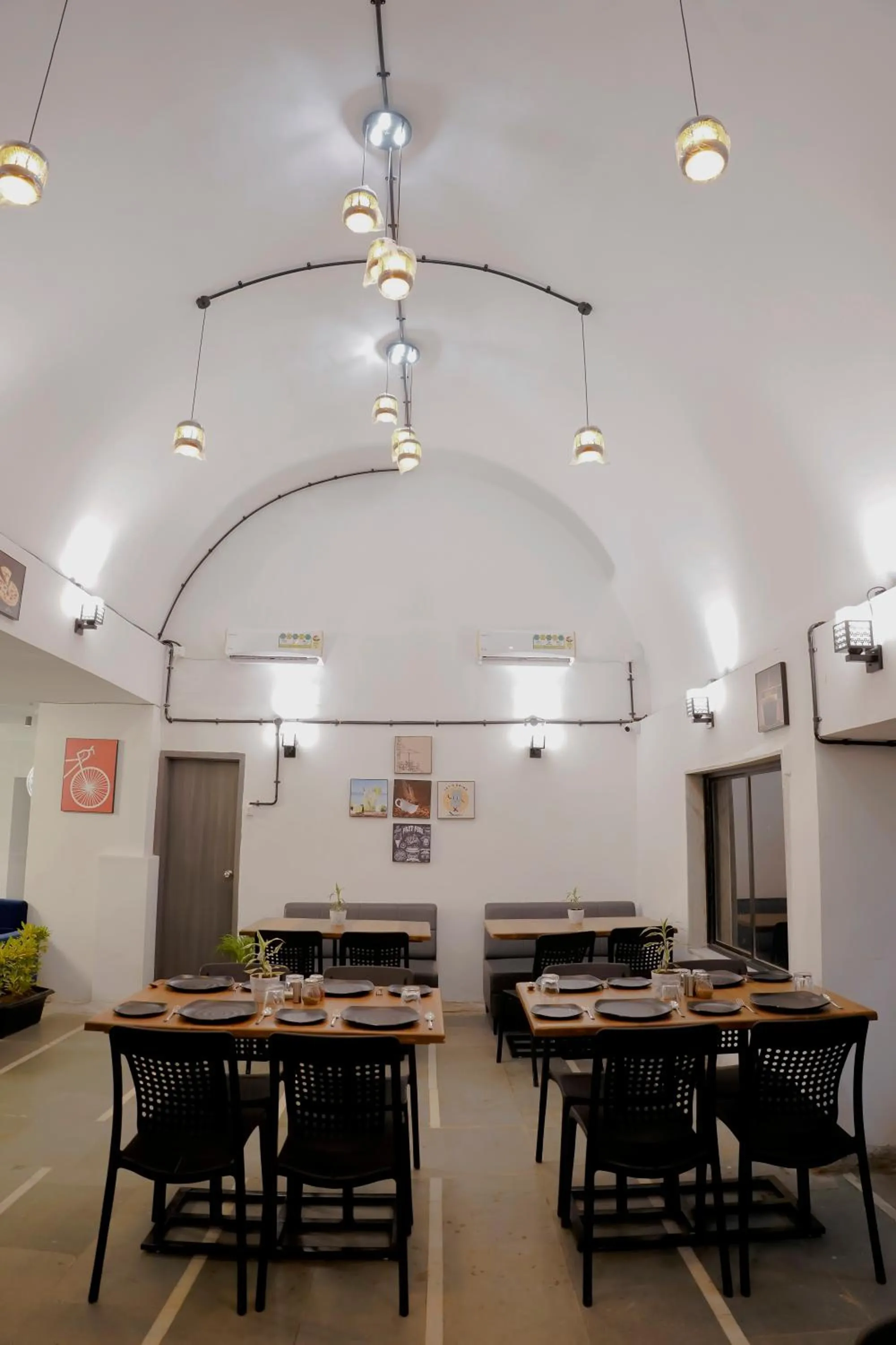 Restaurant/places to eat in Hotel Royal Accord