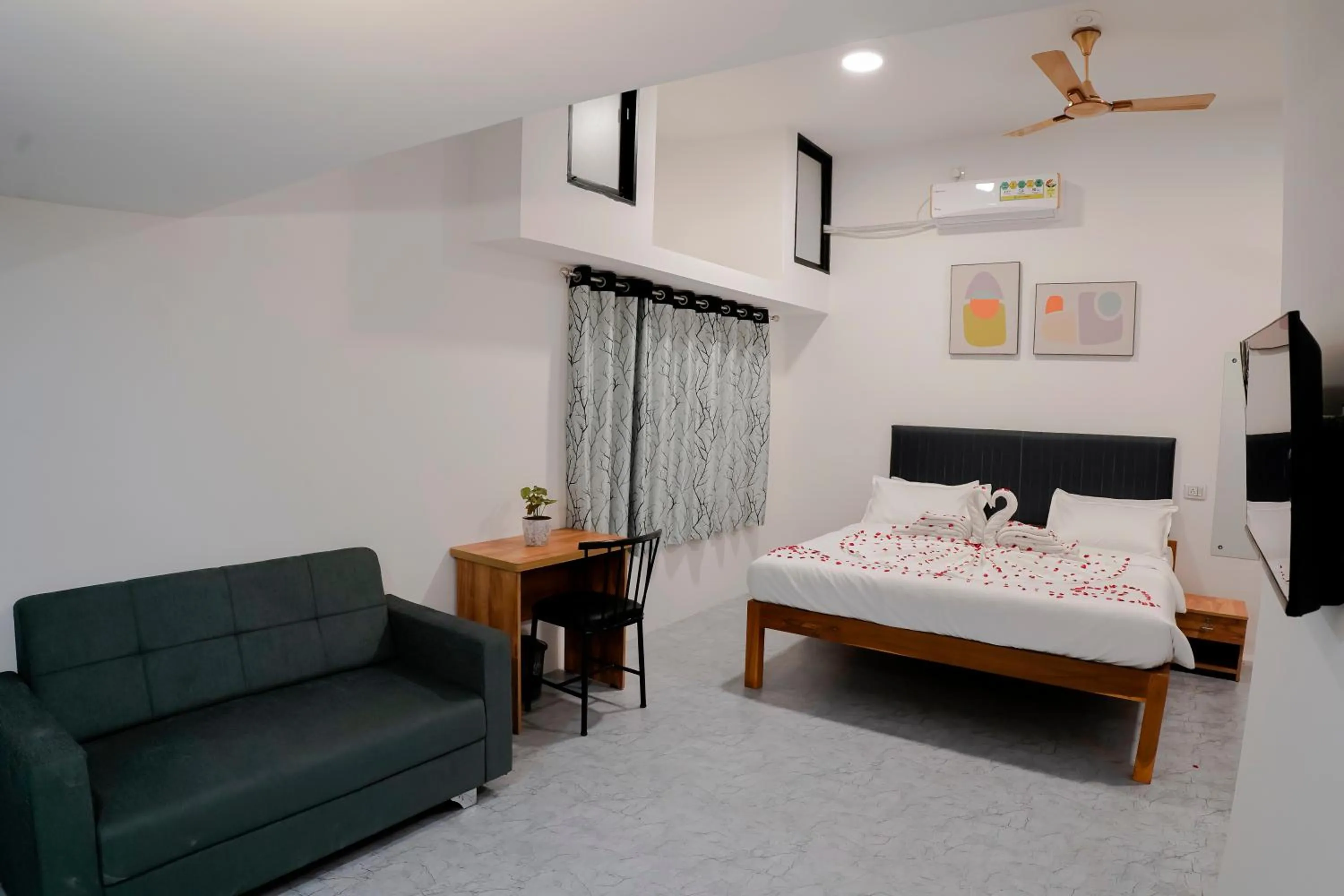 Bedroom, Bed in Hotel Royal Accord