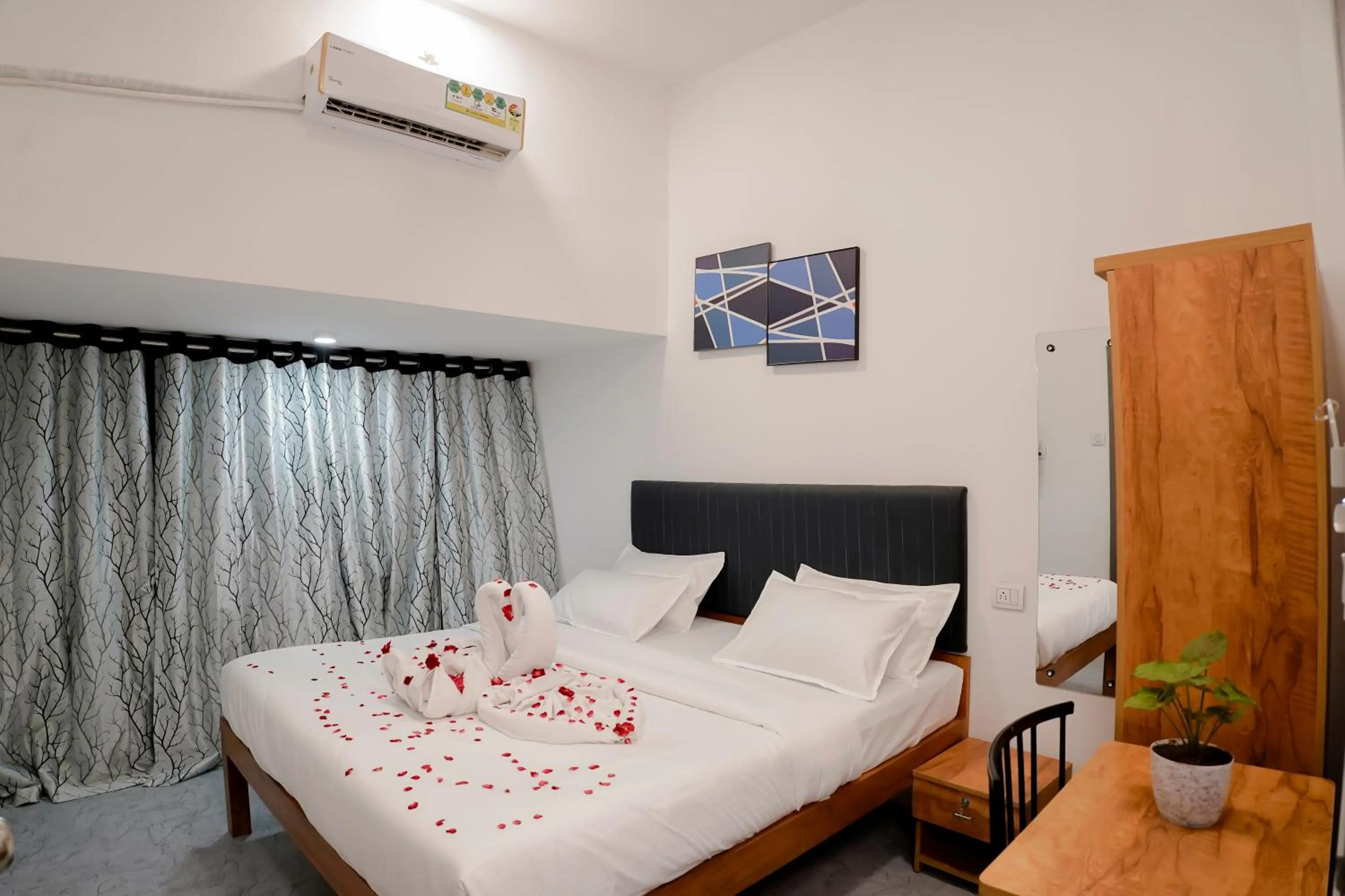 room service, Bed in Hotel Royal Accord