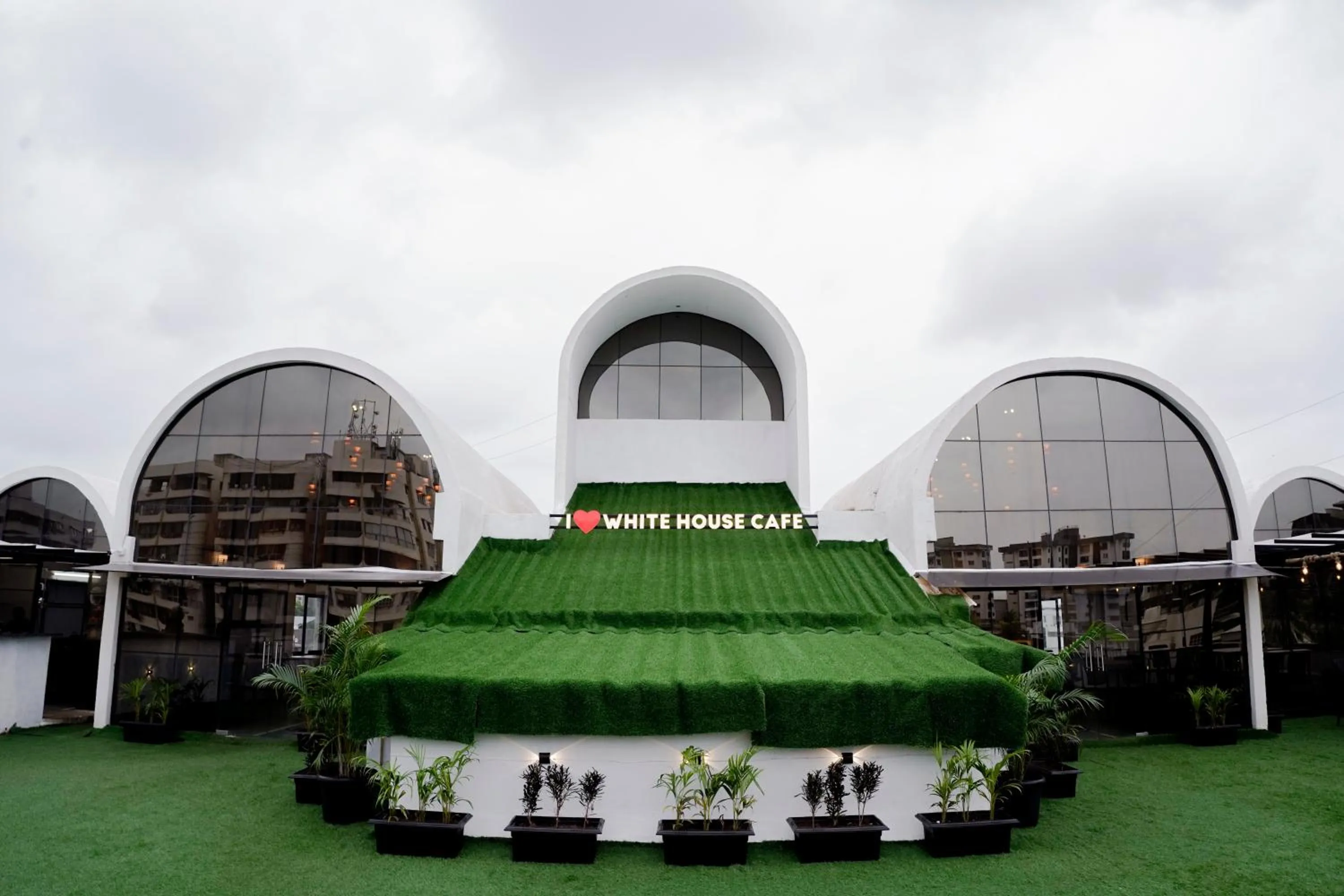 Restaurant/places to eat in Hotel Royal Accord