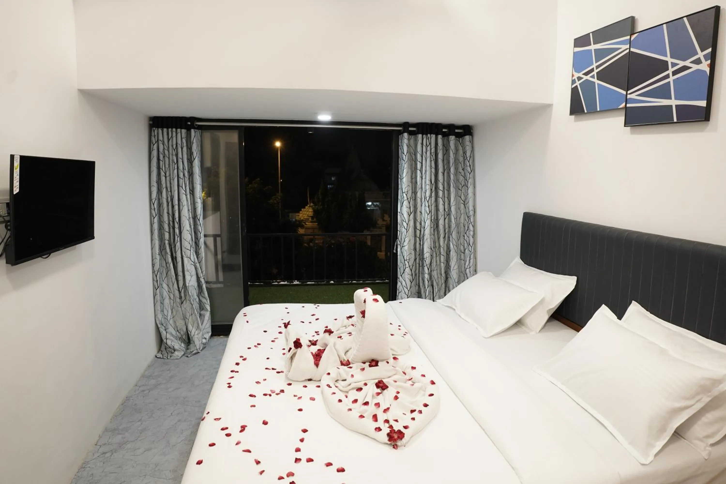 Bed in Hotel Royal Accord