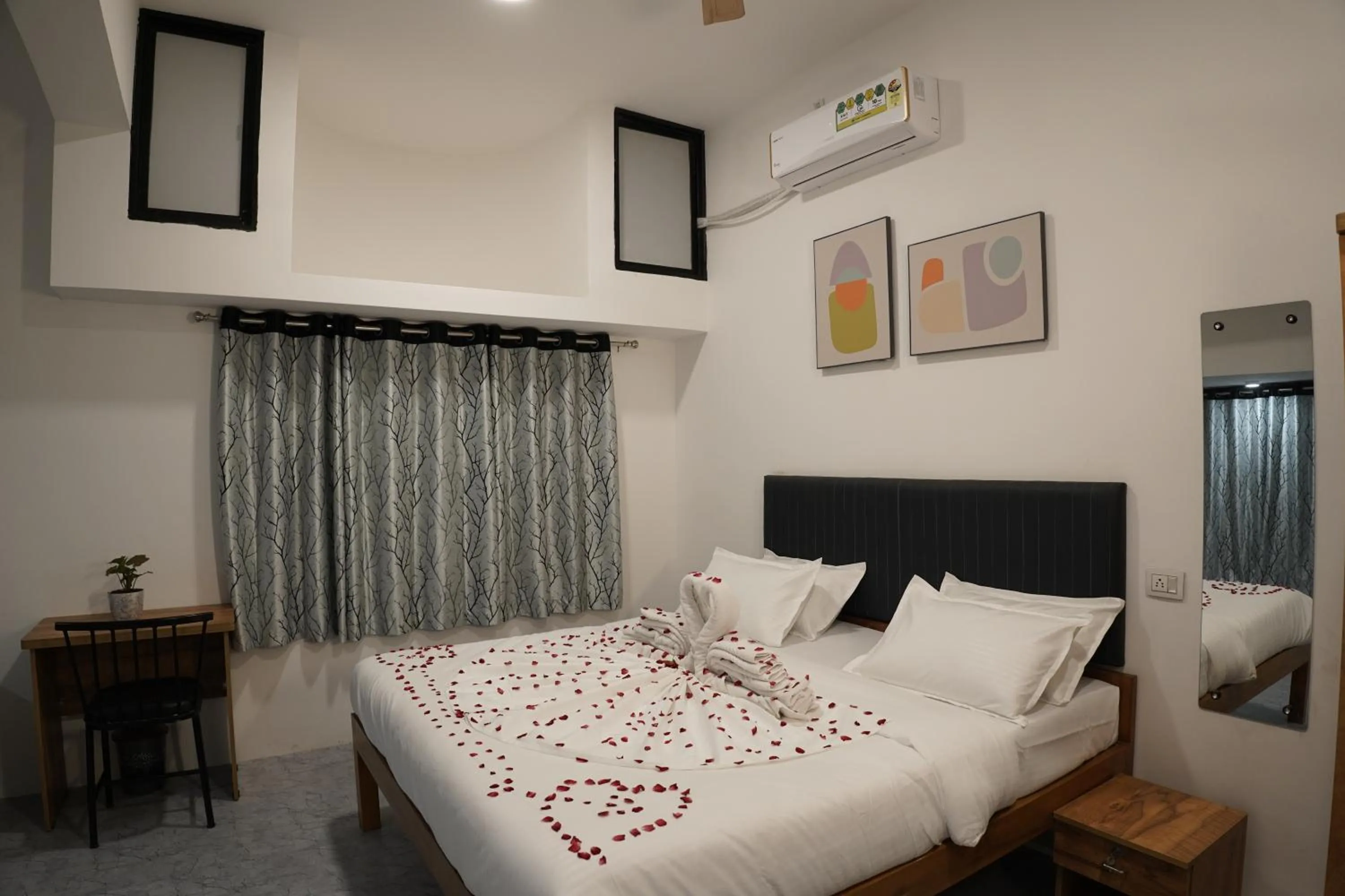 Bedroom, Bed in Hotel Royal Accord