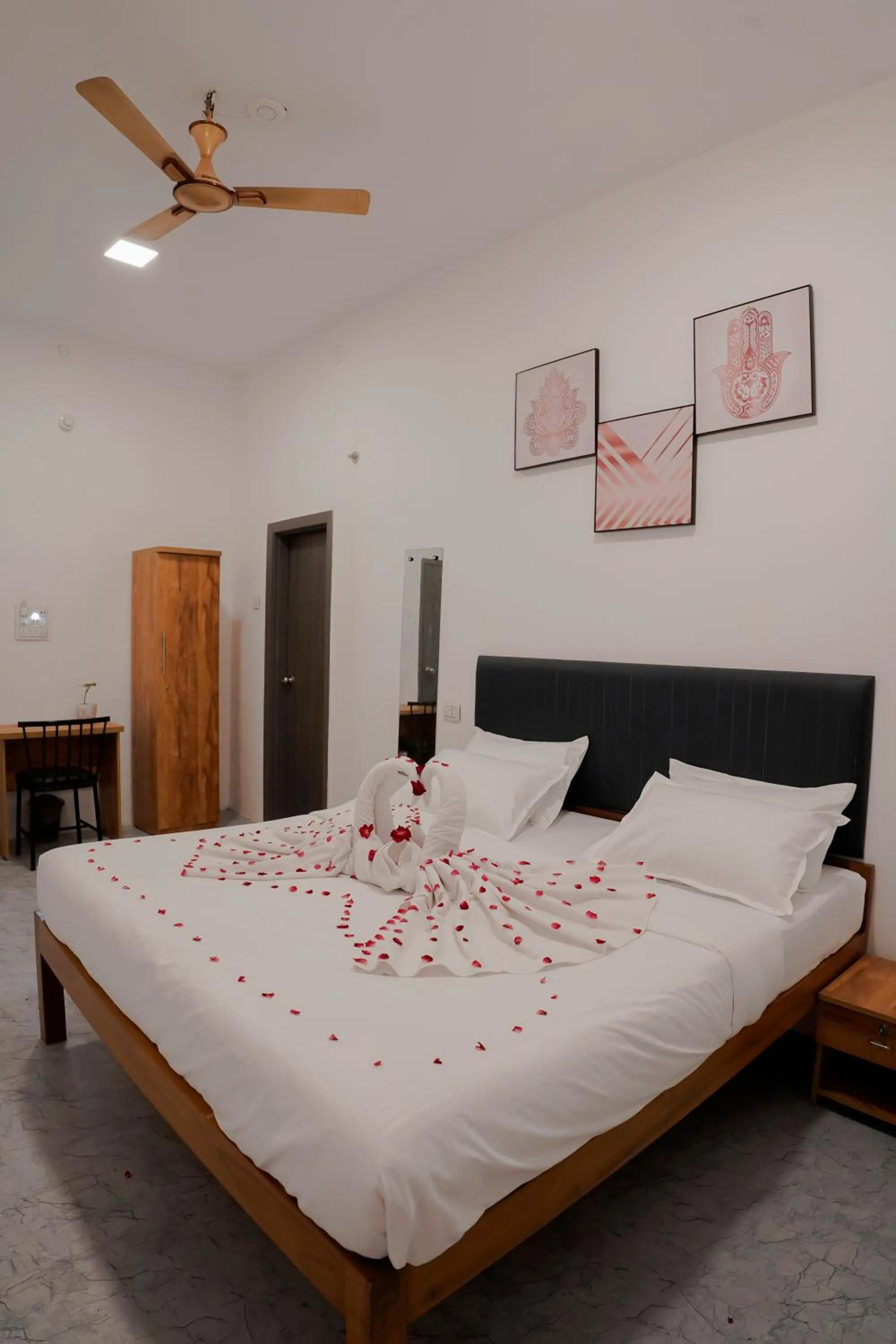 Bedroom, Bed in Hotel Royal Accord