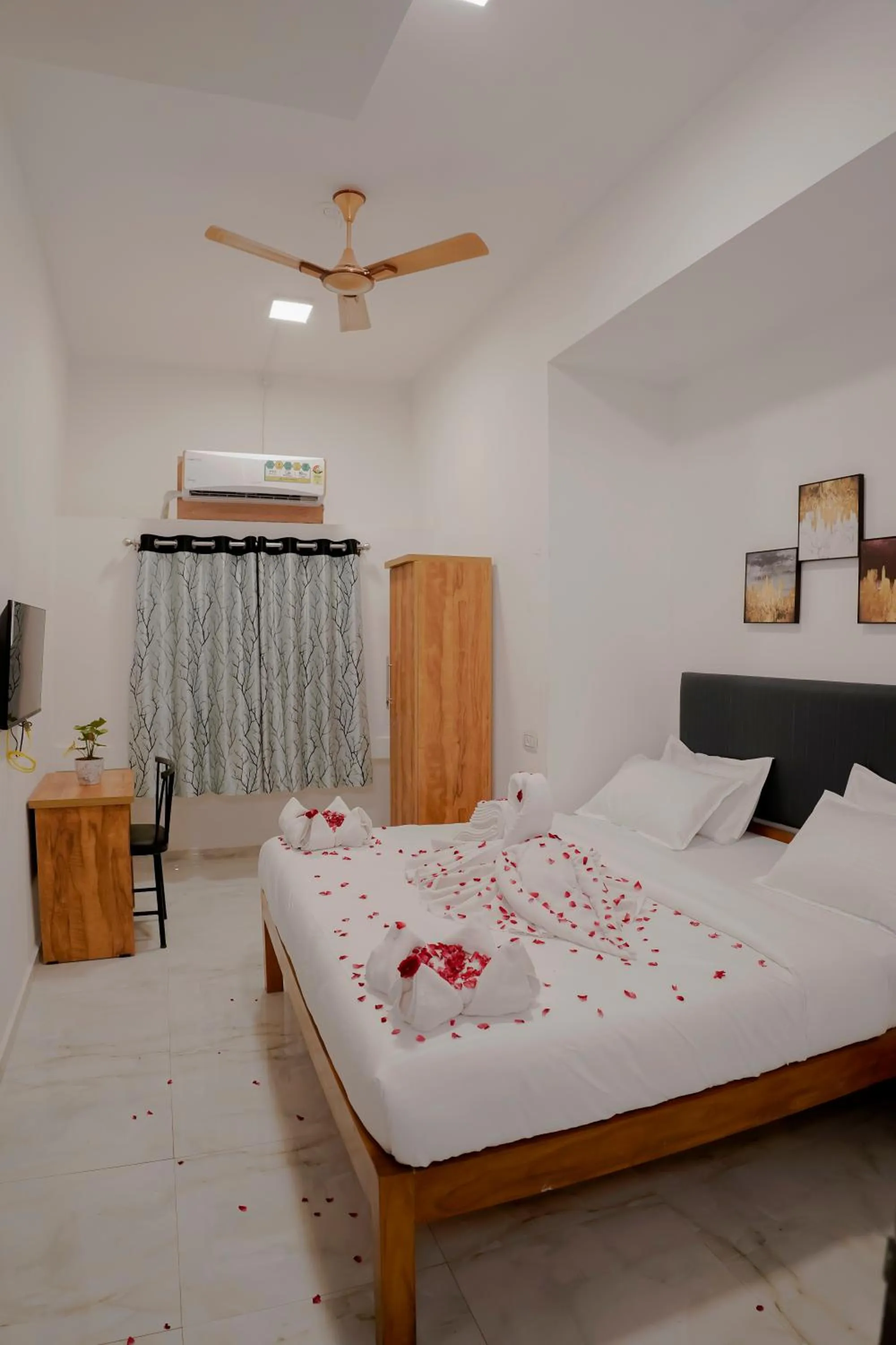 Bedroom, Bed in Hotel Royal Accord