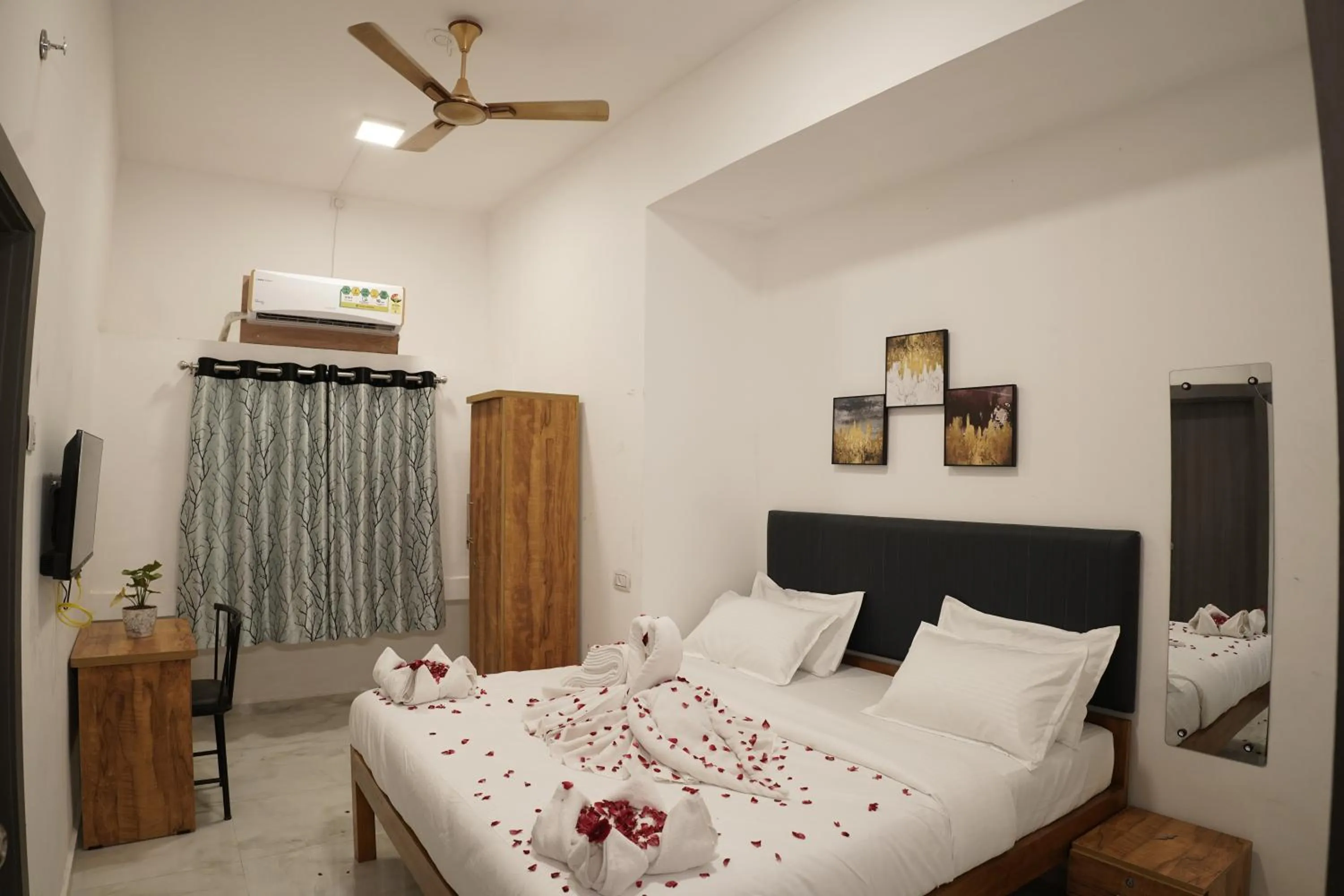 Bedroom, Bed in Hotel Royal Accord