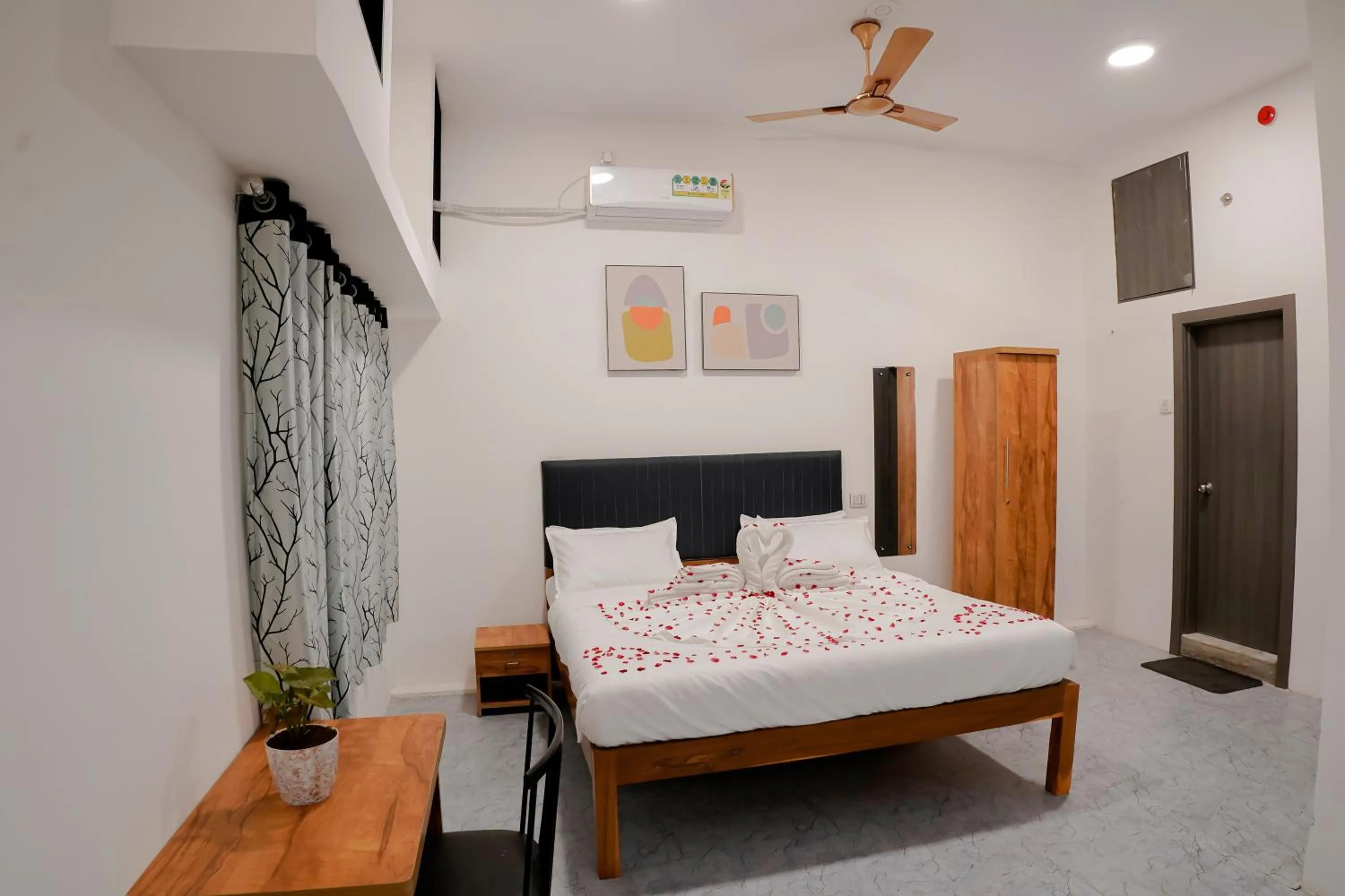 Bedroom, Bed in Hotel Royal Accord