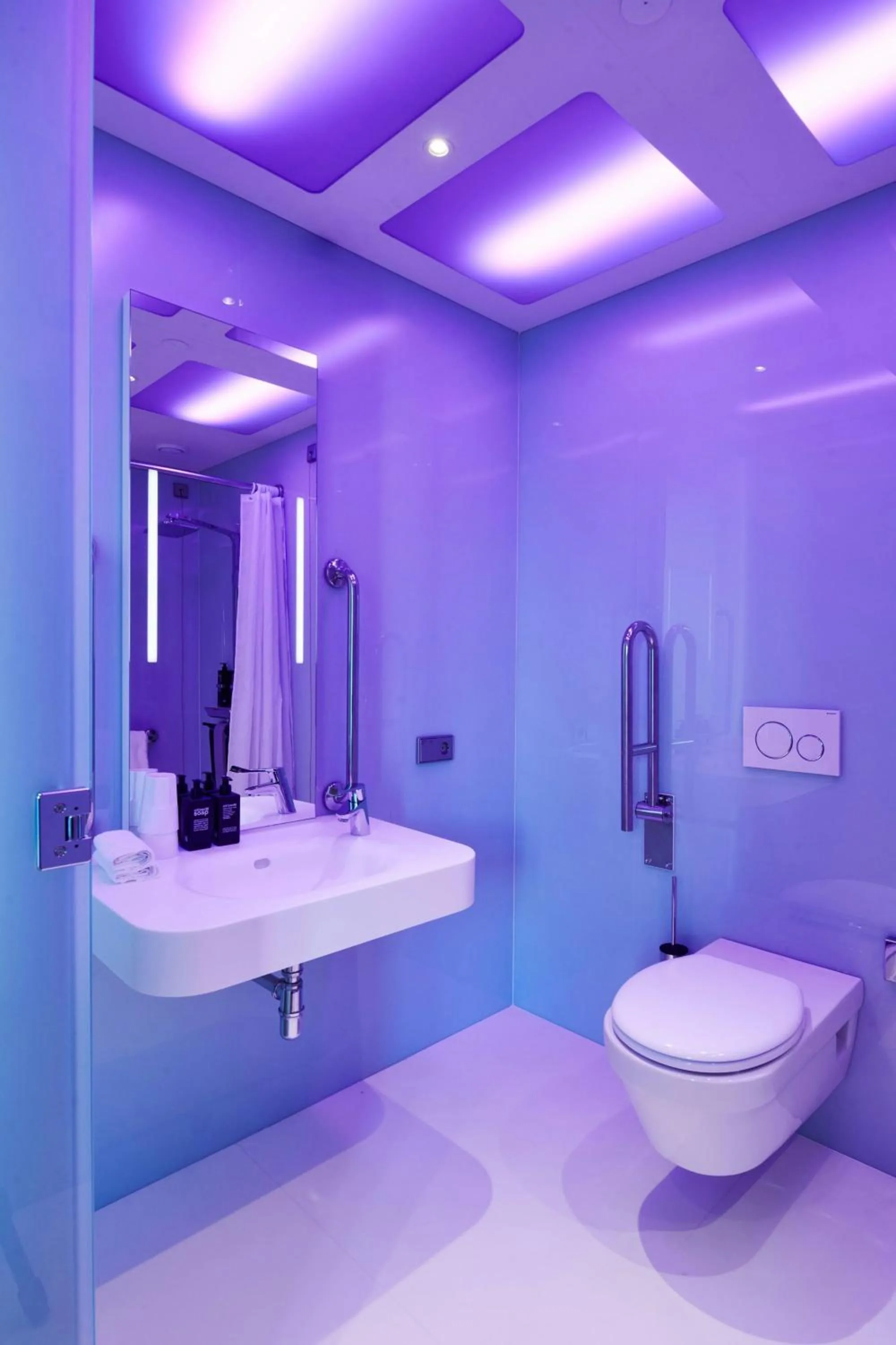 Bedroom in citizenM Rome Isola Tiberina