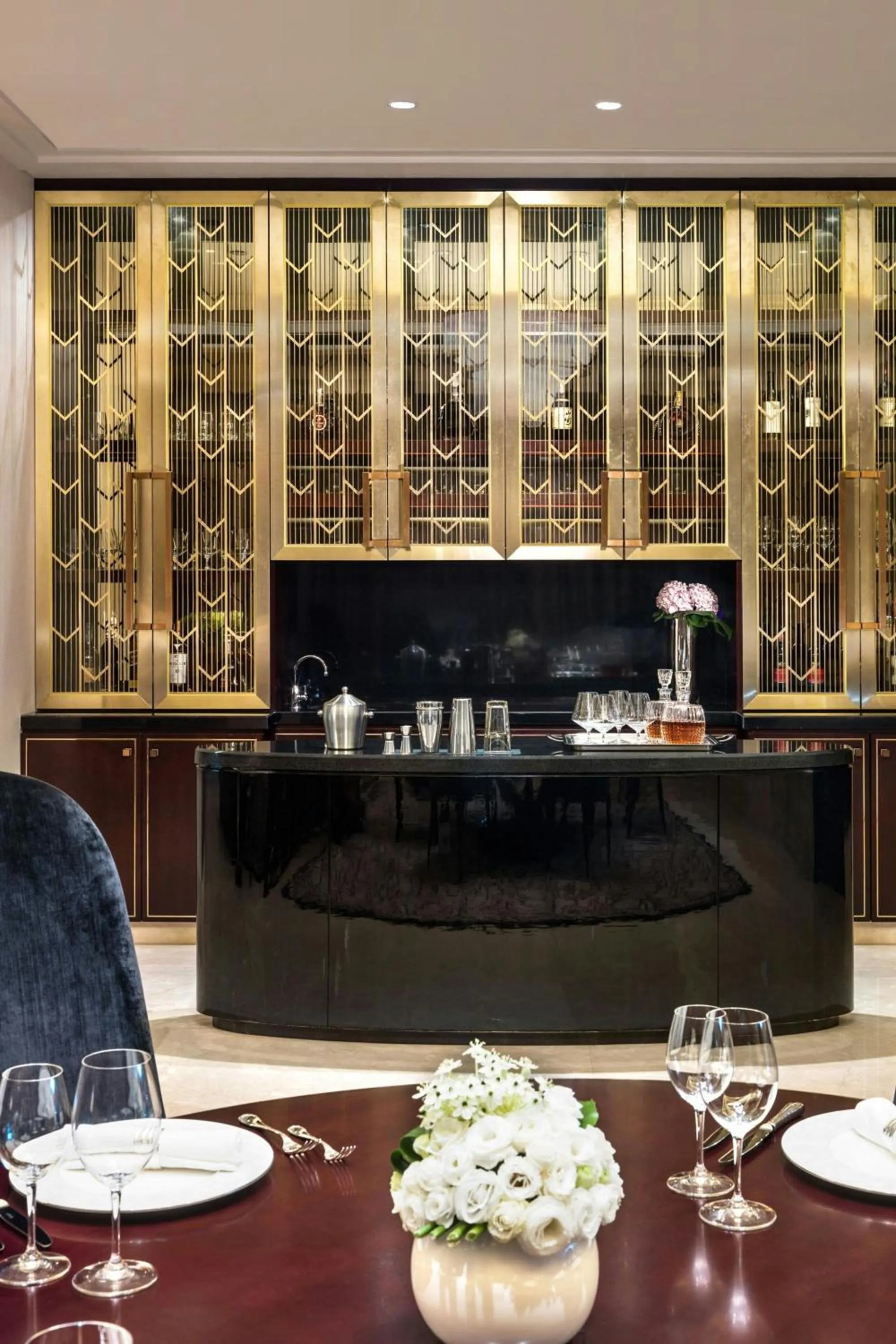 Lounge or bar in The St. Regis Chengdu