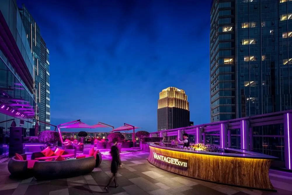 Lounge or bar in The St. Regis Chengdu