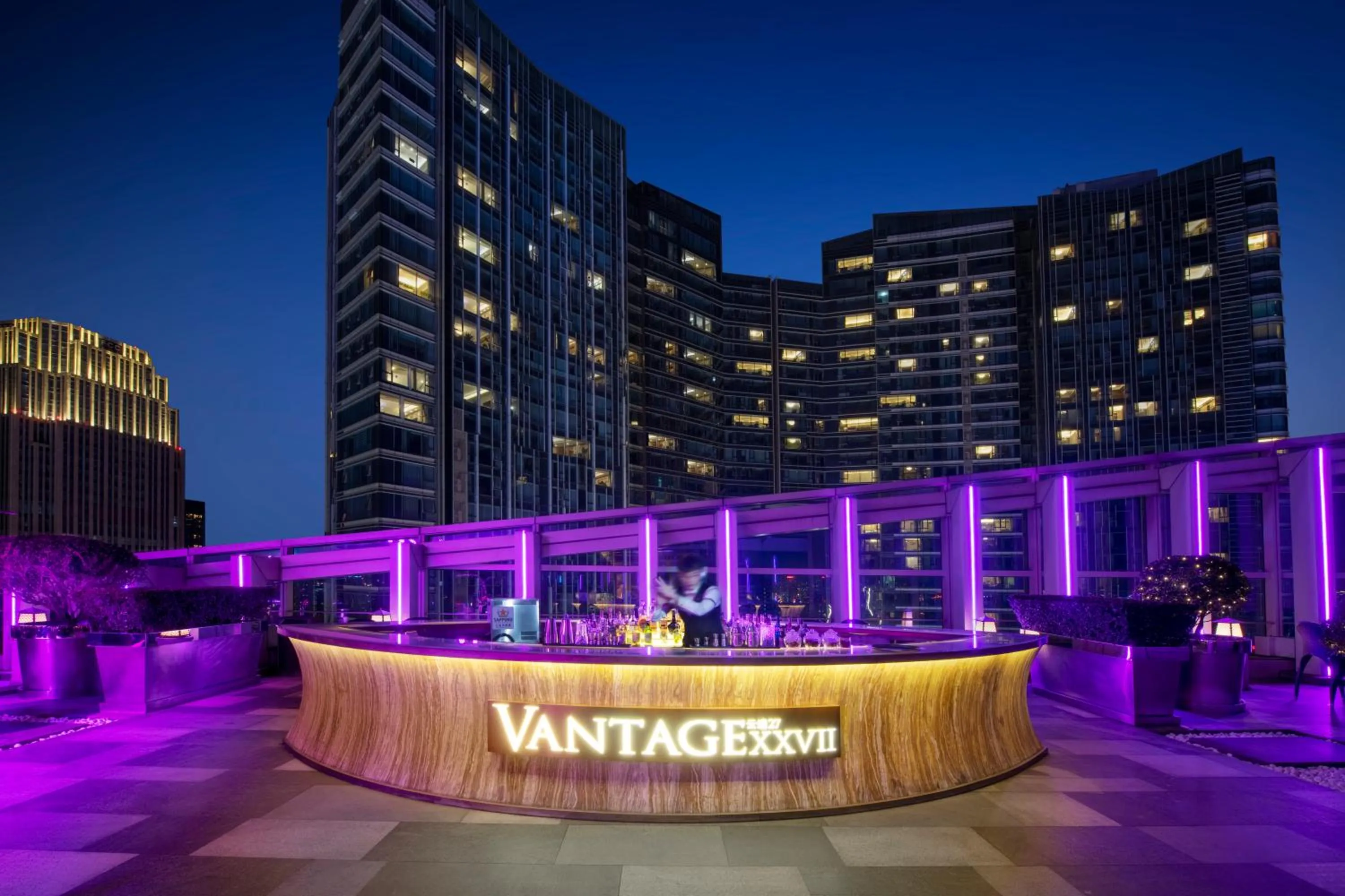 Lounge or bar in The St. Regis Chengdu