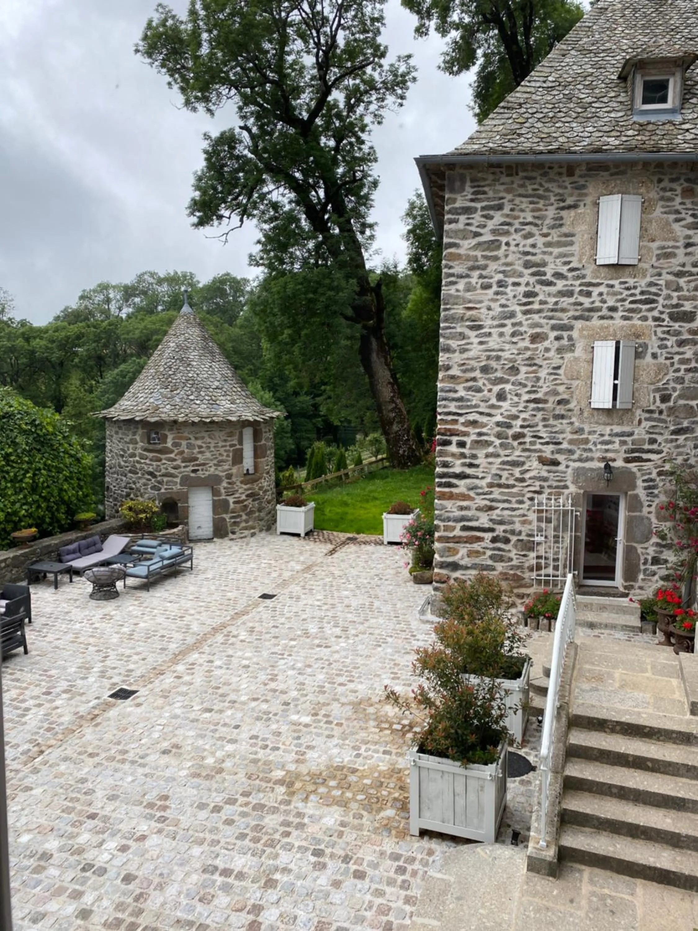 Inner courtyard view in Château du Puech
