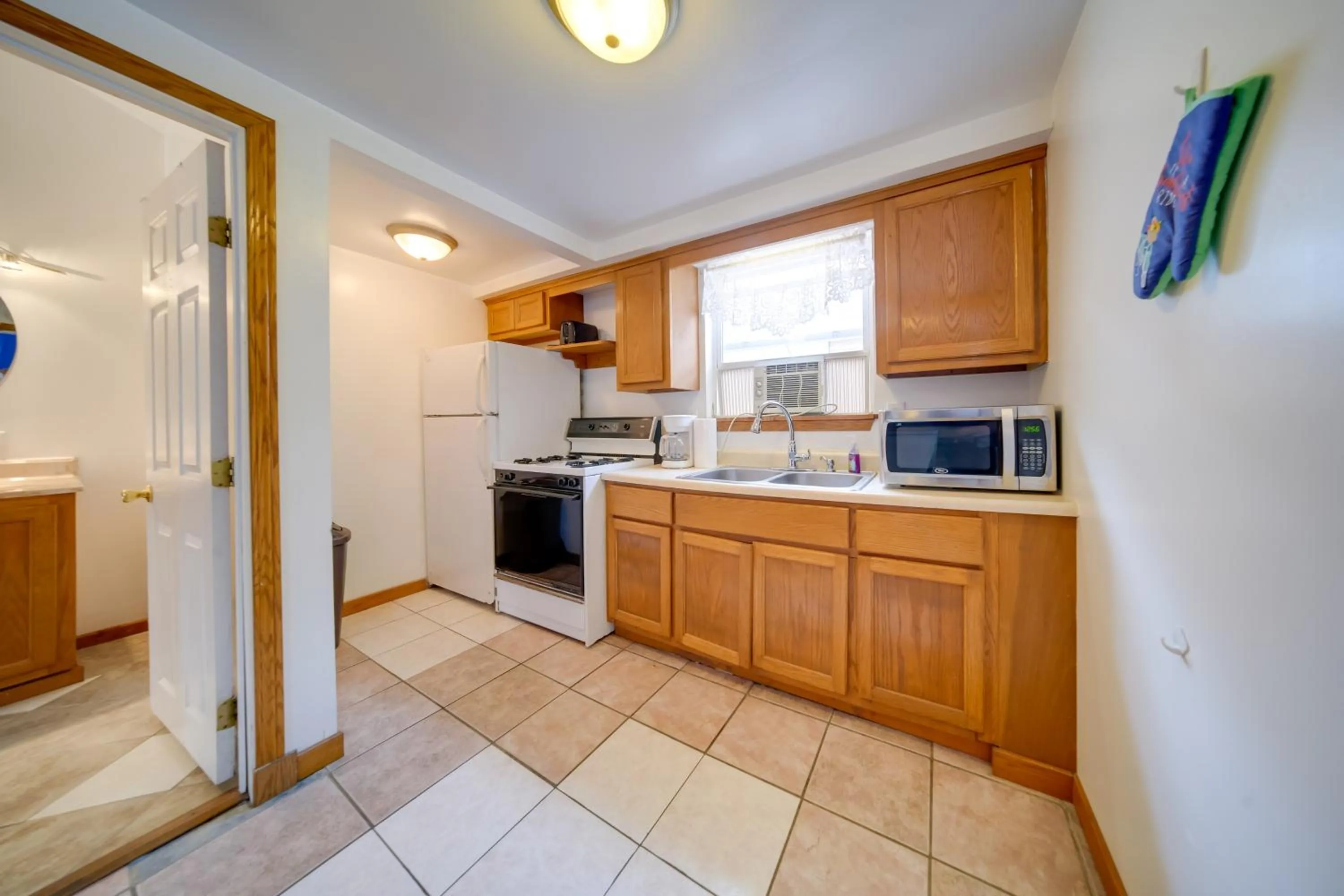 Pet-Friendly Lake Erie Cottage - Walk to the Water