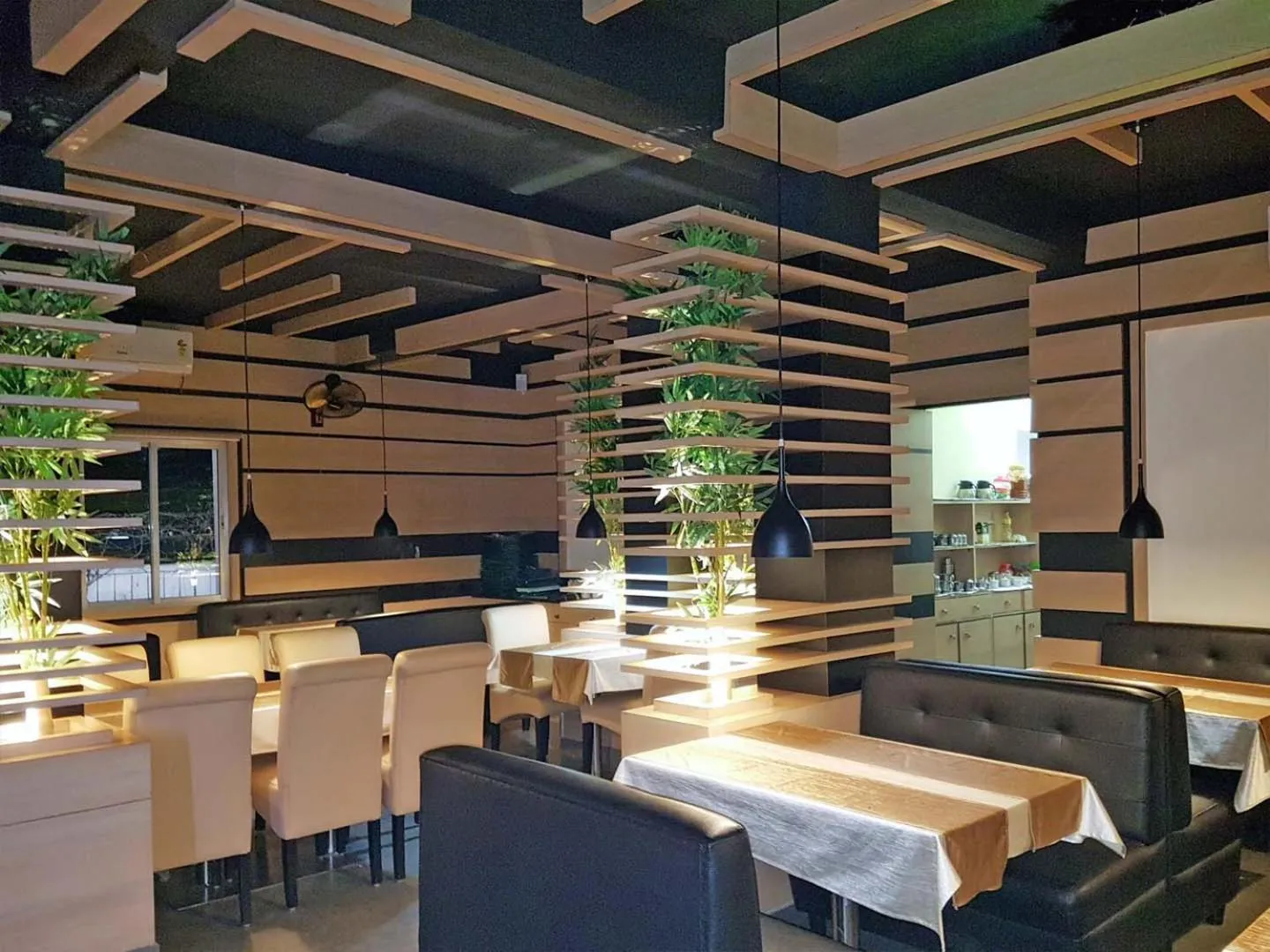 Restaurant/places to eat in Hotel Royal Bengal