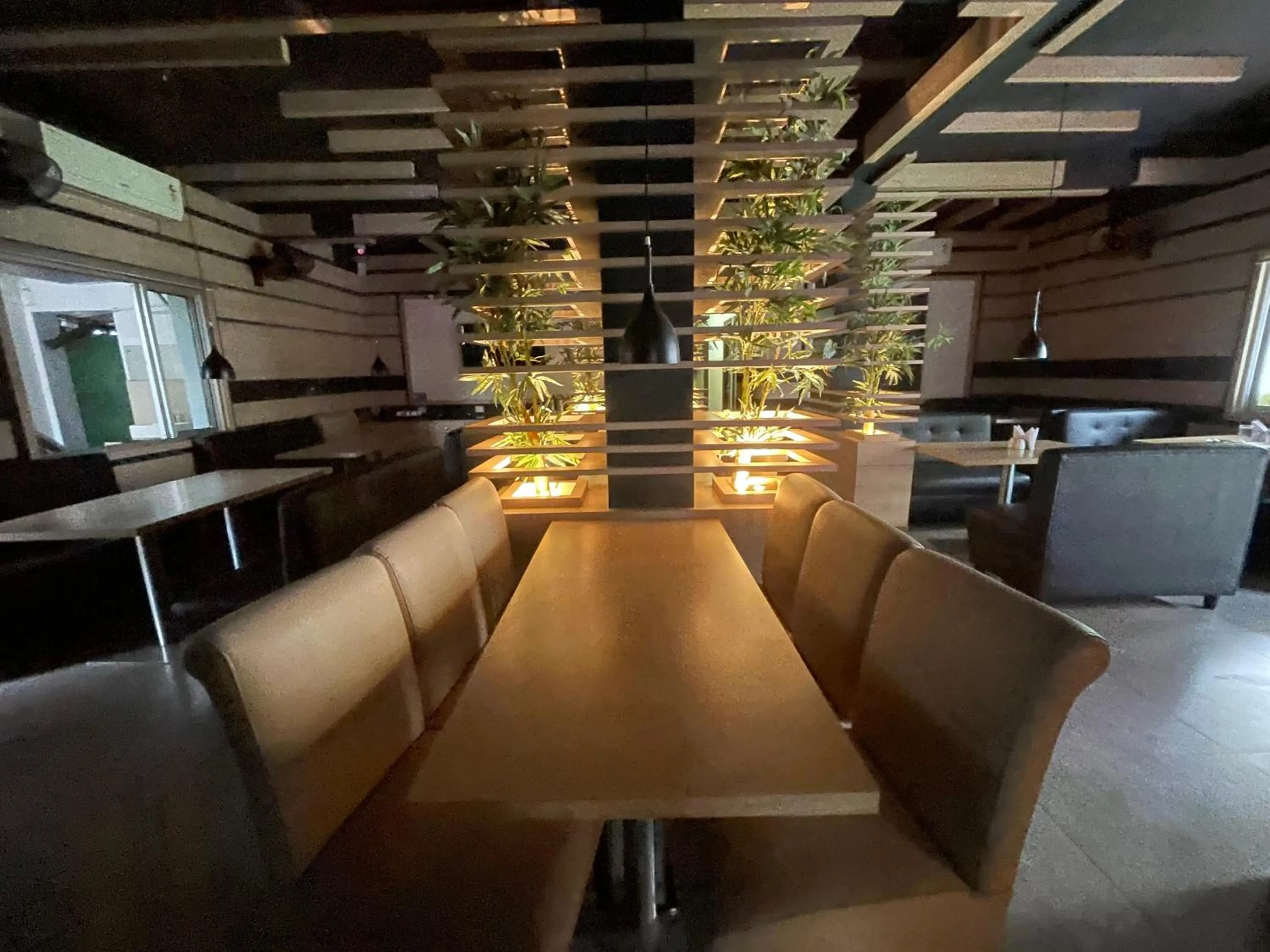 Restaurant/places to eat in Hotel Royal Bengal