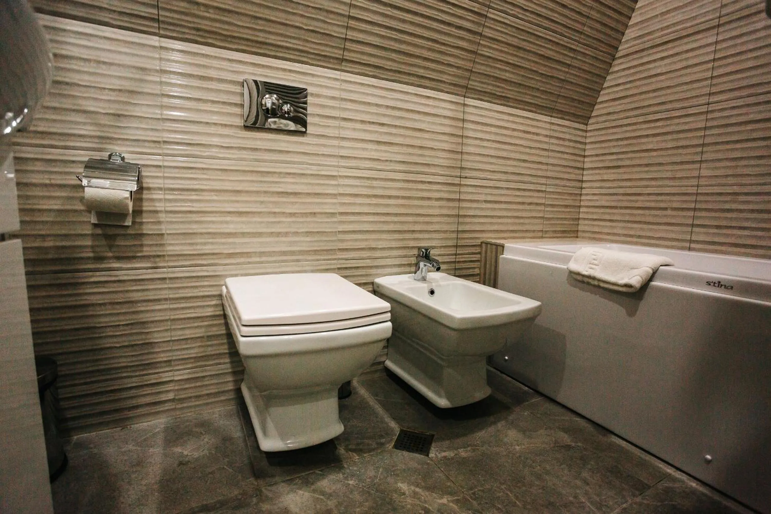 Toilet in Piazza Four Colours