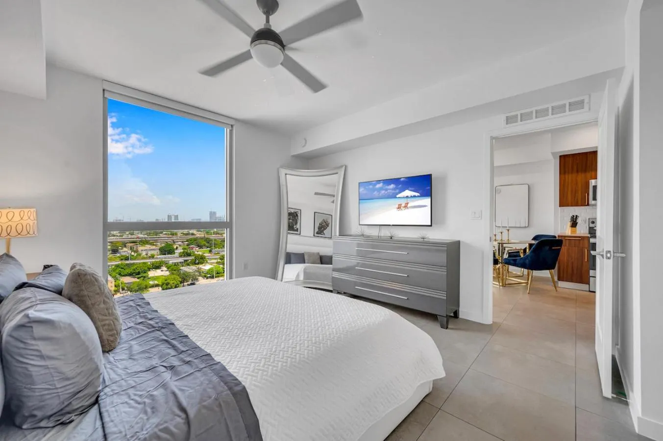 Beautiful Property with King Bed & Free Parking