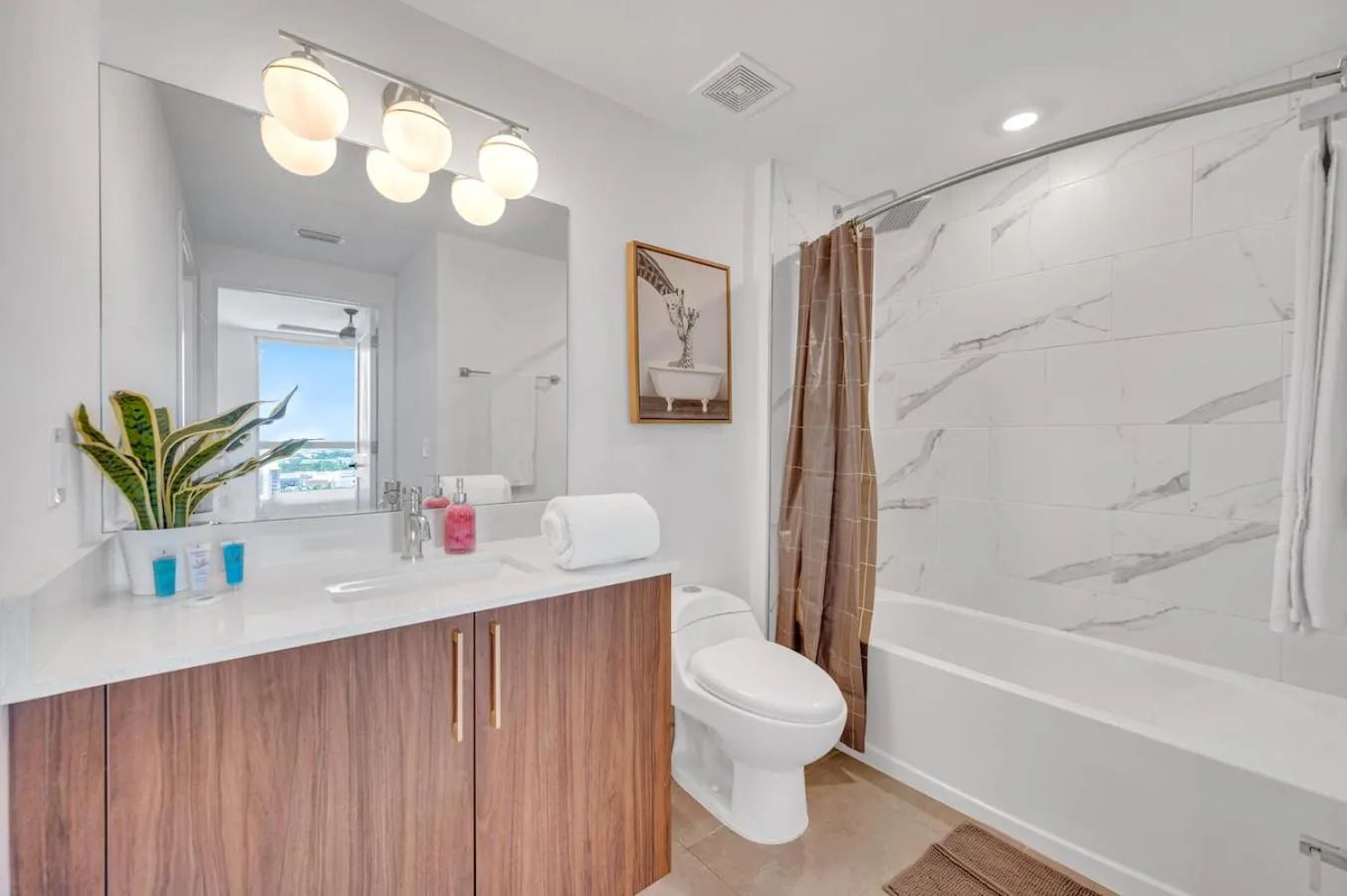 Beautiful Property with King Bed & Free Parking