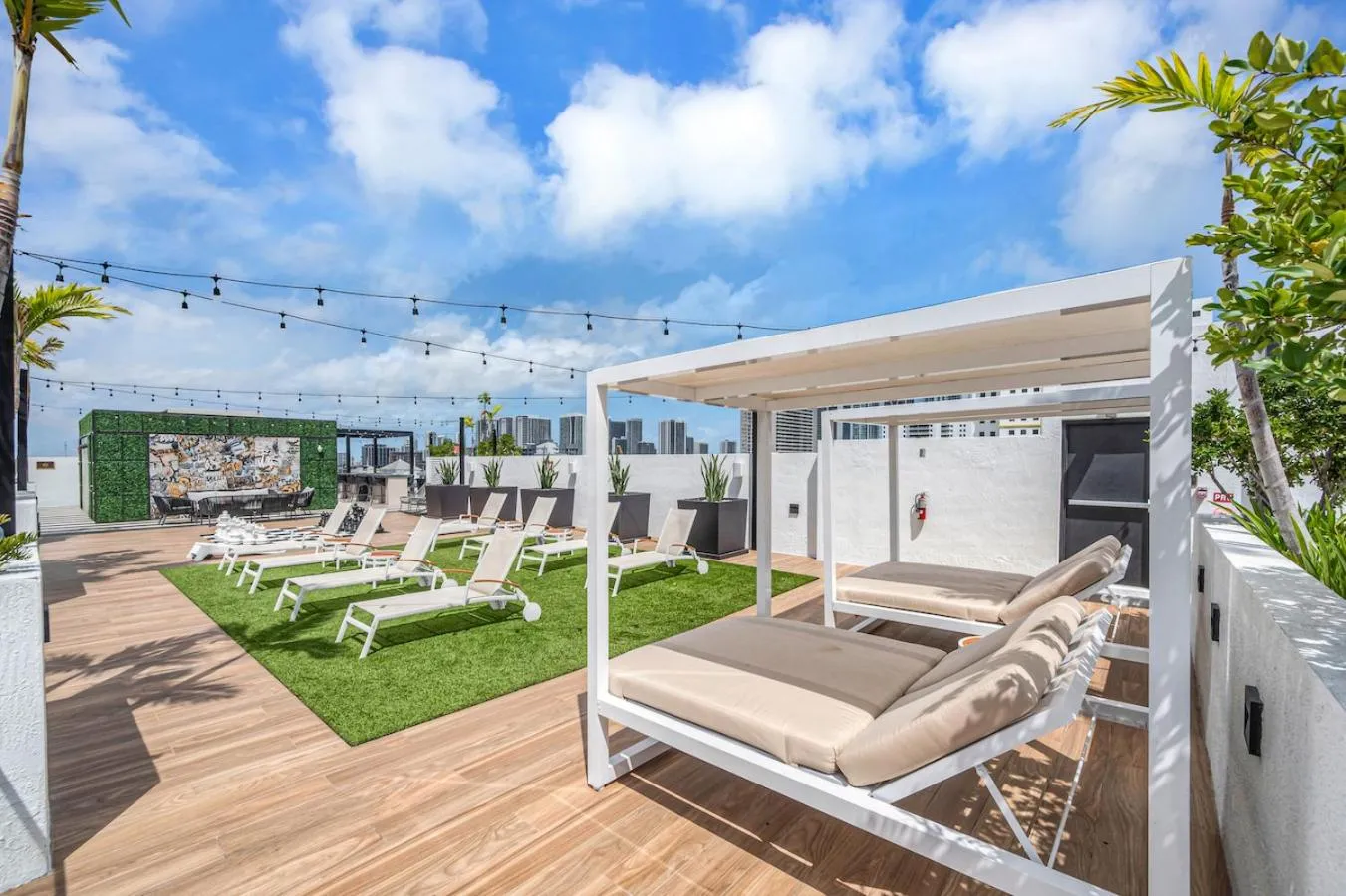 Beautiful Unit with Amazing View & Free Parking