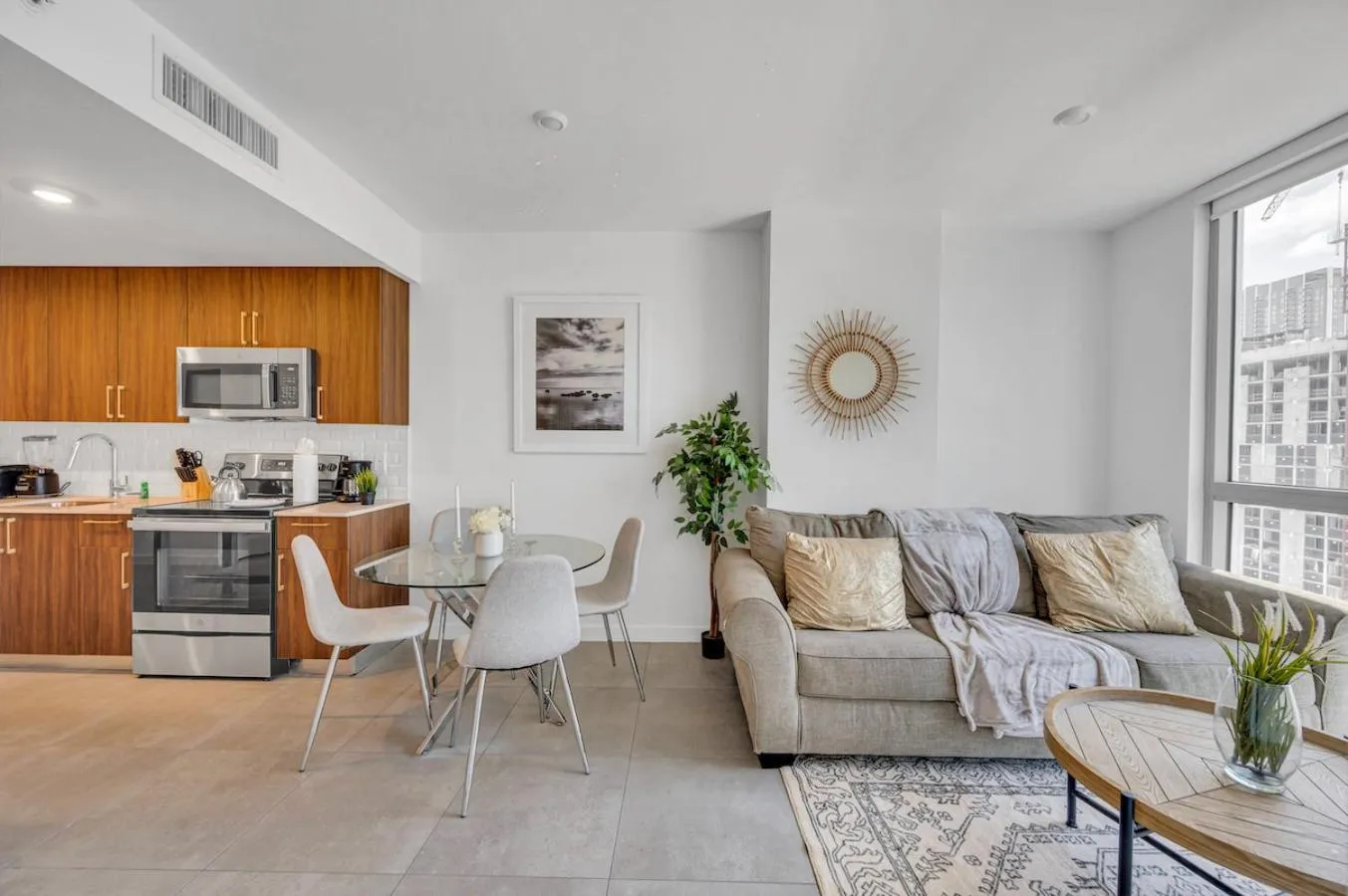 Beautiful Unit with Amazing View & Free Parking