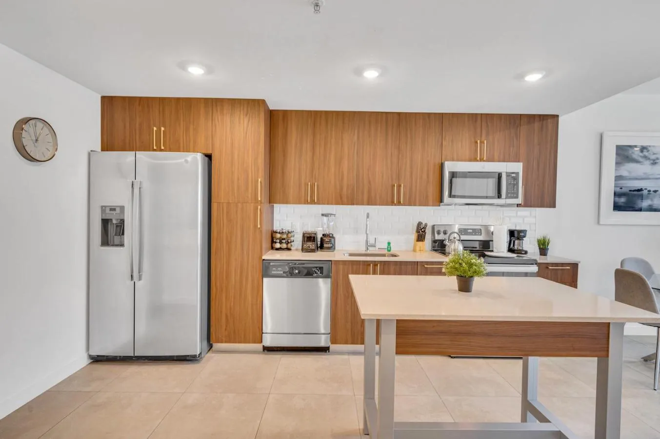 Beautiful Unit with Amazing View & Free Parking