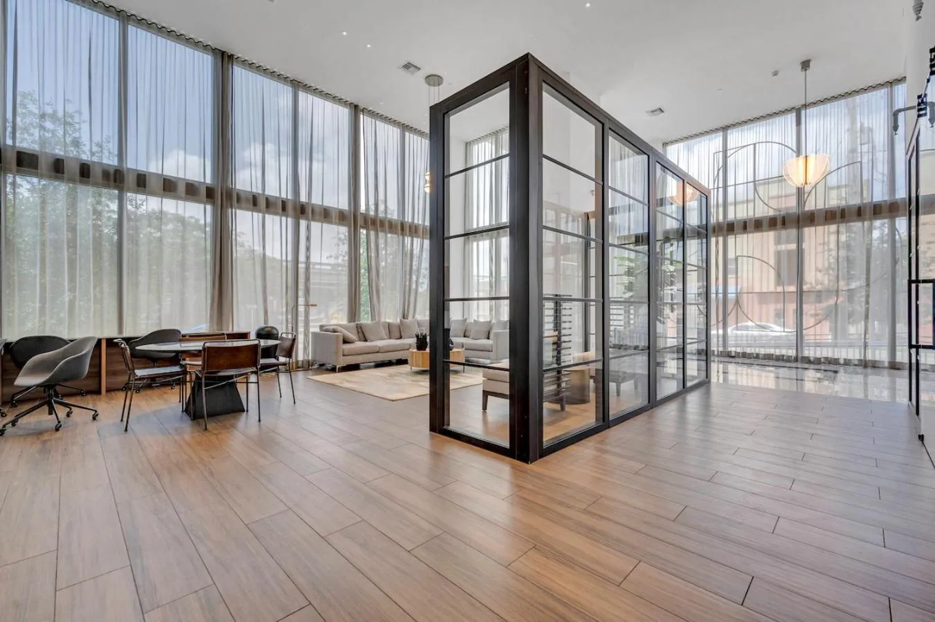 Beautiful Unit with Amazing View & Free Parking