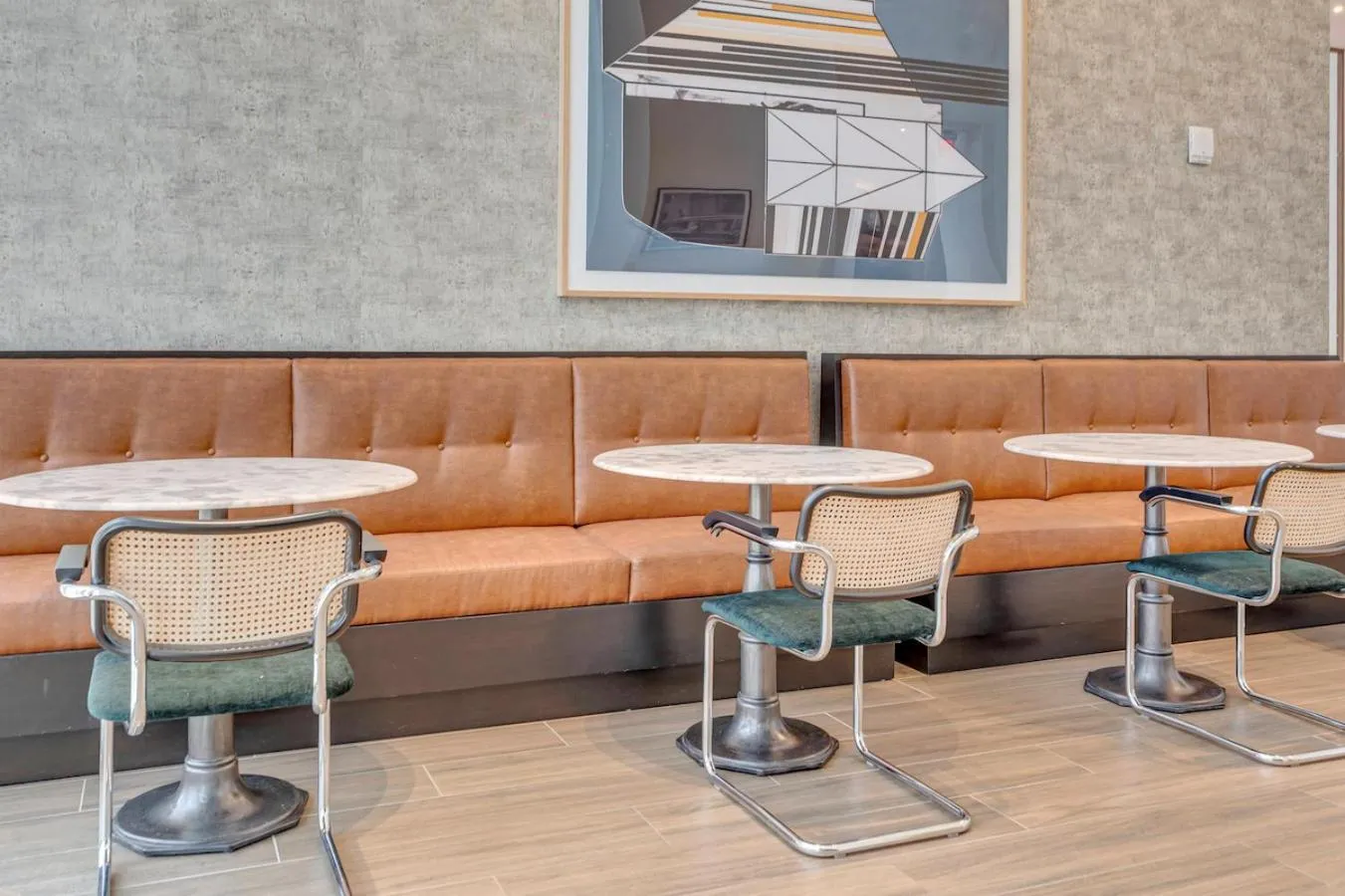 Beautiful Unit with Amazing View & Free Parking