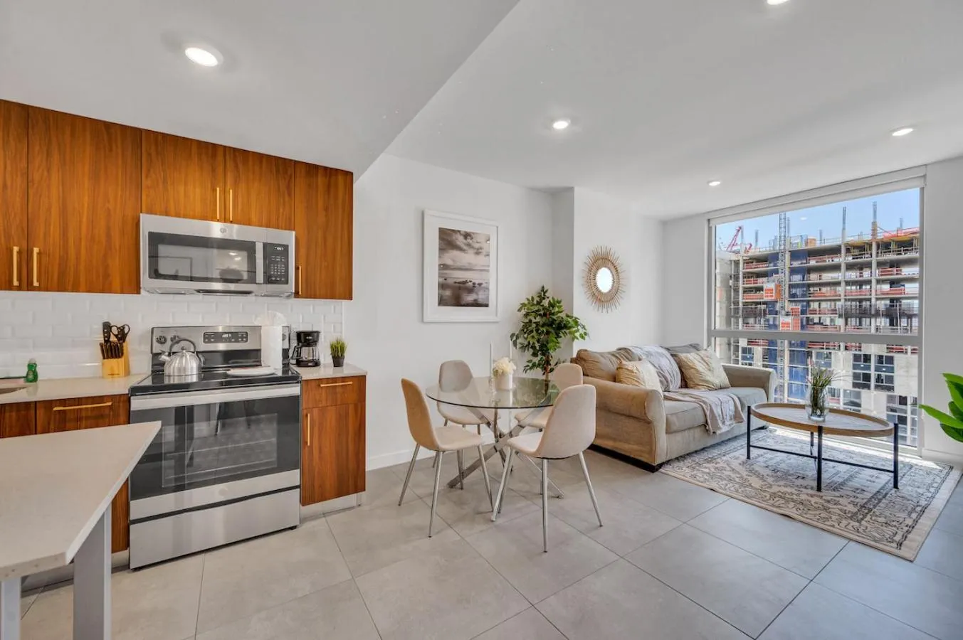 Beautiful Unit with Amazing View & Free Parking